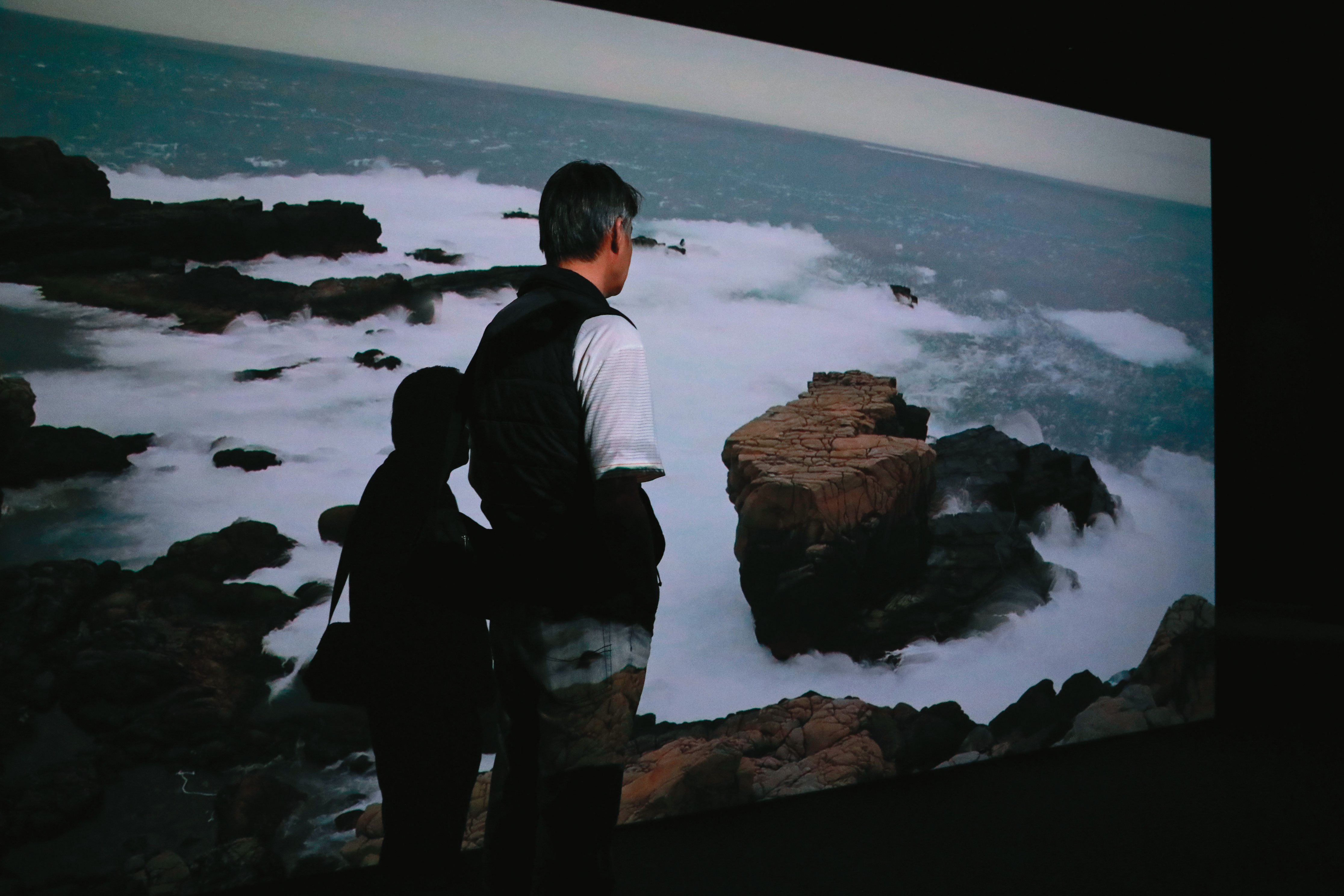 Mr.18從前常去遠企、兄弟飯店用餐，如今他每天只吃1顆包子也控制飲水量，因為擔心要一直跑廁所，影響計程車生意。圖為他趁跑車空檔，在台北市立美術館內接受我們拍攝。