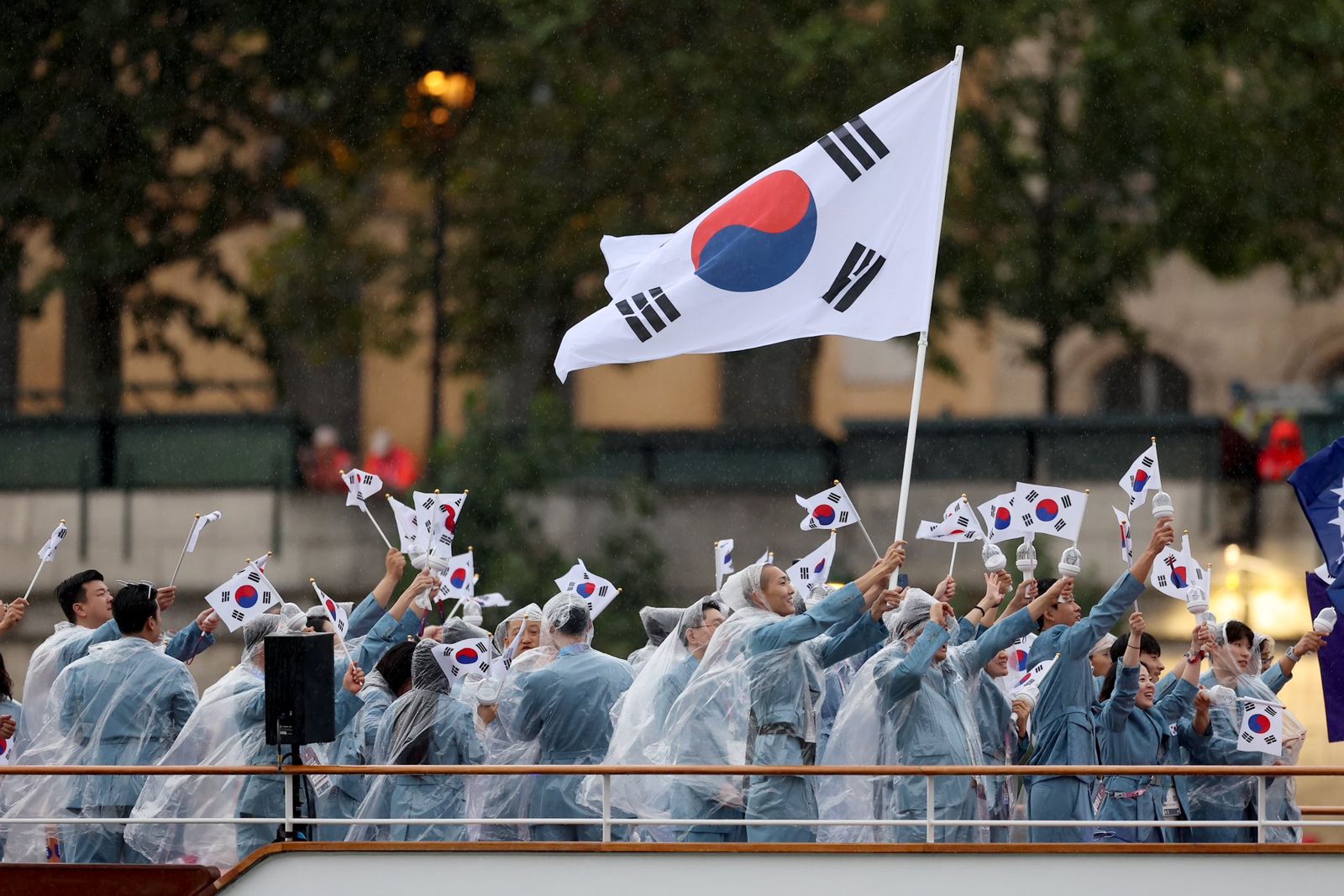 【巴黎奧運】開幕式搞烏龍！南韓進場誤報成「北韓」　五環旗幟竟被「倒掛」
