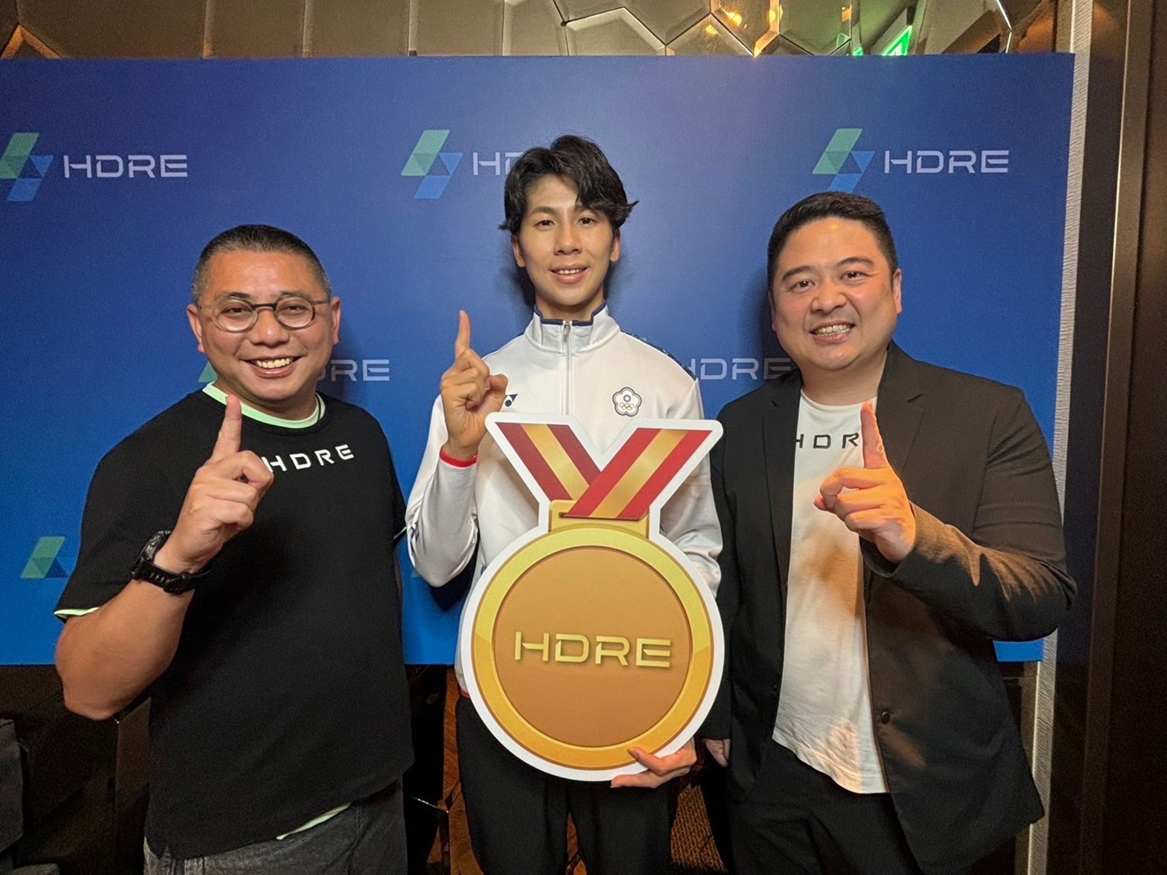 泓德能源董事長謝源一（右一）與總經理周仕昌（左一）被女子拳擊選手林郁婷（中）奧運的奮戰精神深深感動，未來不排除繼極地超馬運動員陳彥博後，也拍攝屬於林郁婷的生命故事。（泓德能源提供）