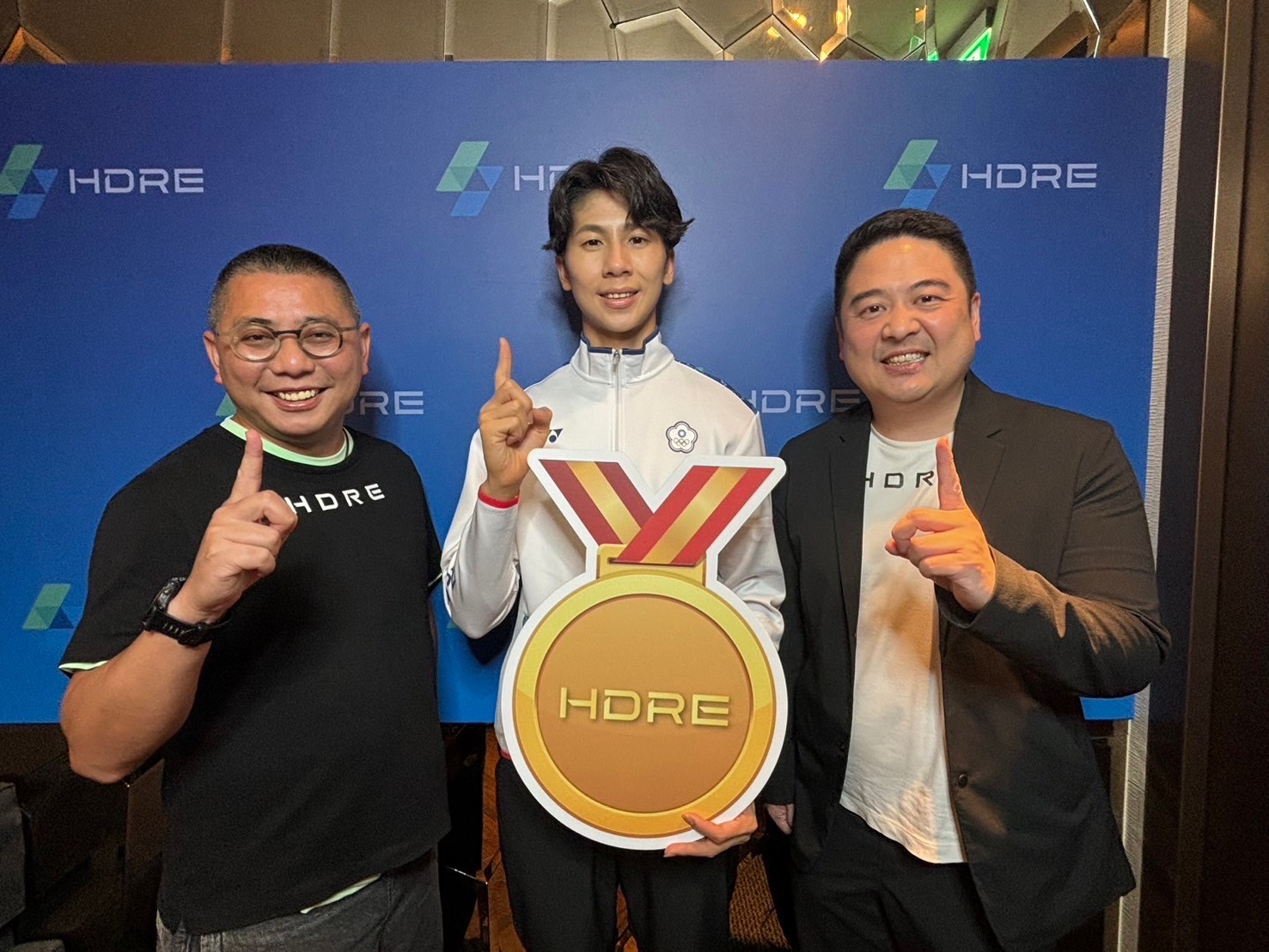 泓德能源董事長謝源一（右一）與總經理周仕昌（左一）被女子拳擊選手林郁婷（中）奧運的奮戰精神深深感動，未來不排除繼極地超馬運動員陳彥博後，也拍攝屬於林郁婷的生命故事。（泓德能源提供）