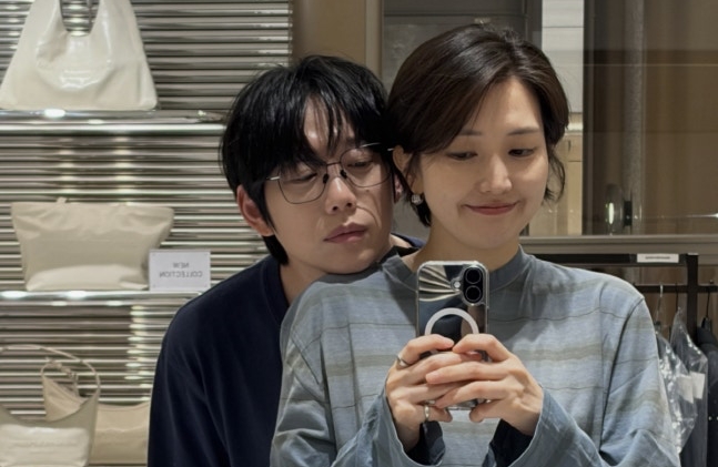 10CM 權正烈與屋頂月光 金允珠結婚12年,平時鮮少公開曬恩愛。(翻攝金允珠IG)
