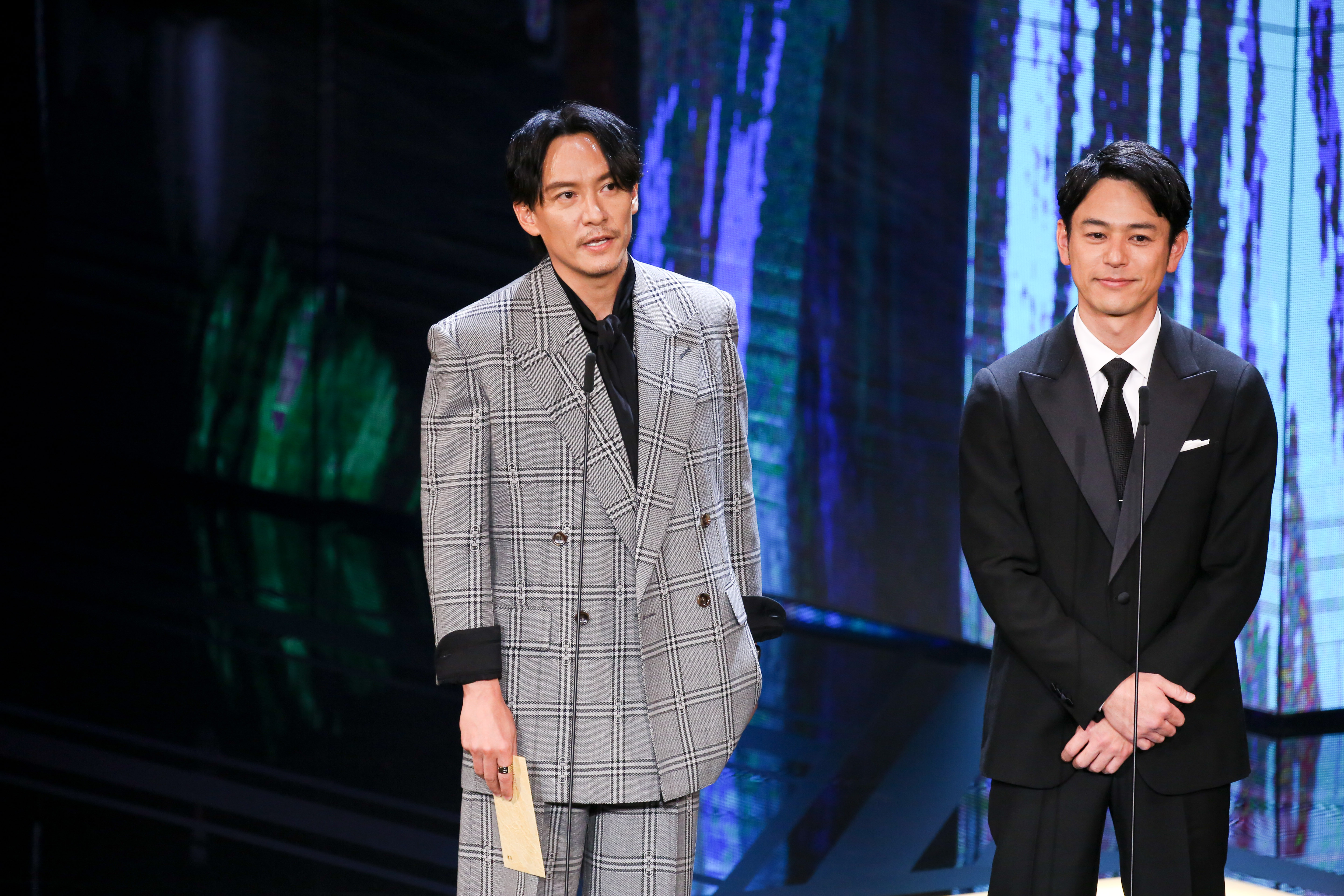 妻夫木聰（右）與張震（左）合體擔任最佳女配角頒獎人。