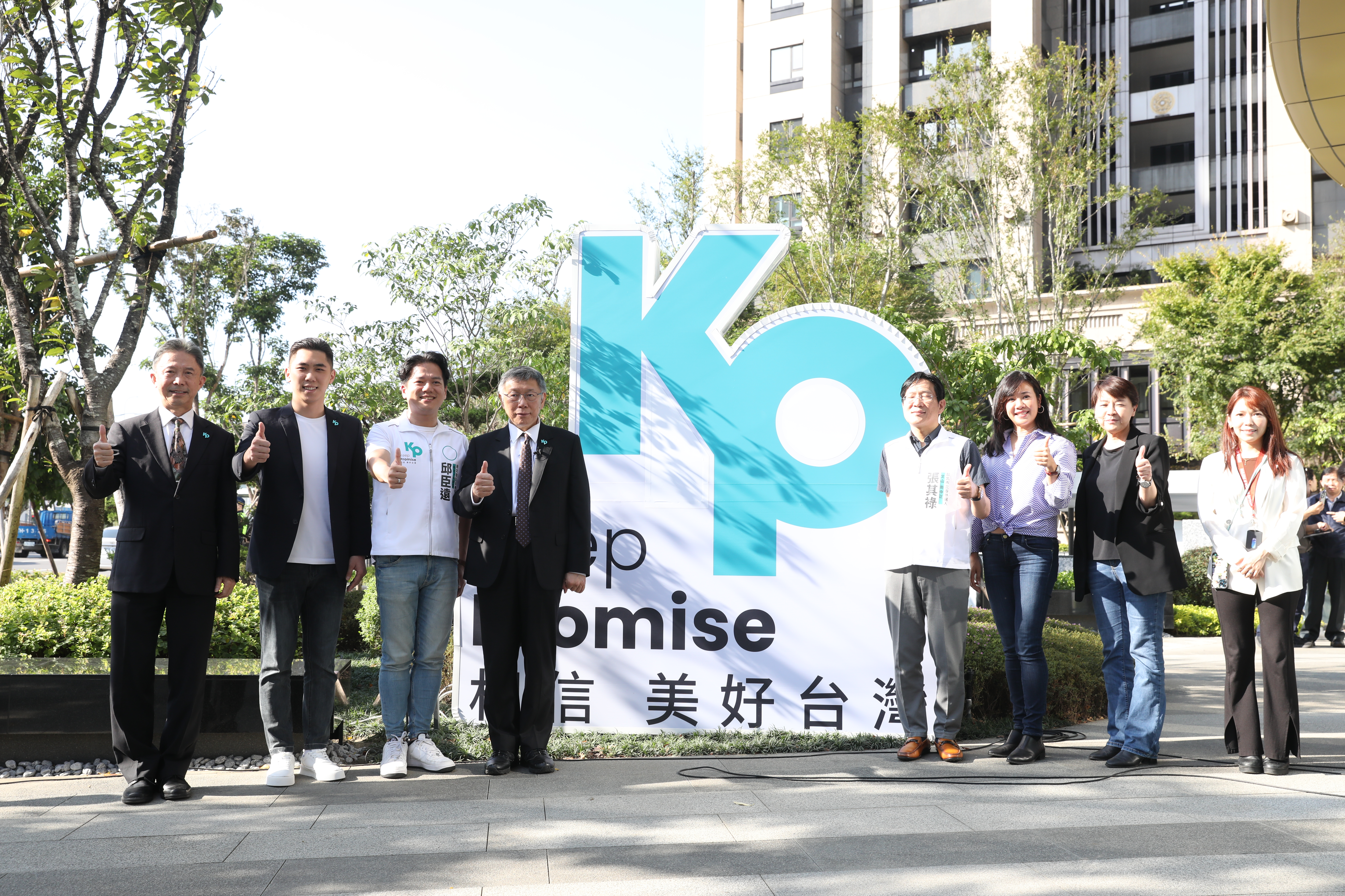 媒體詢問是否曾當面嗆侯友宜「柯志恩或韓國瑜出來都比你強」？柯文哲沒有正面回應。