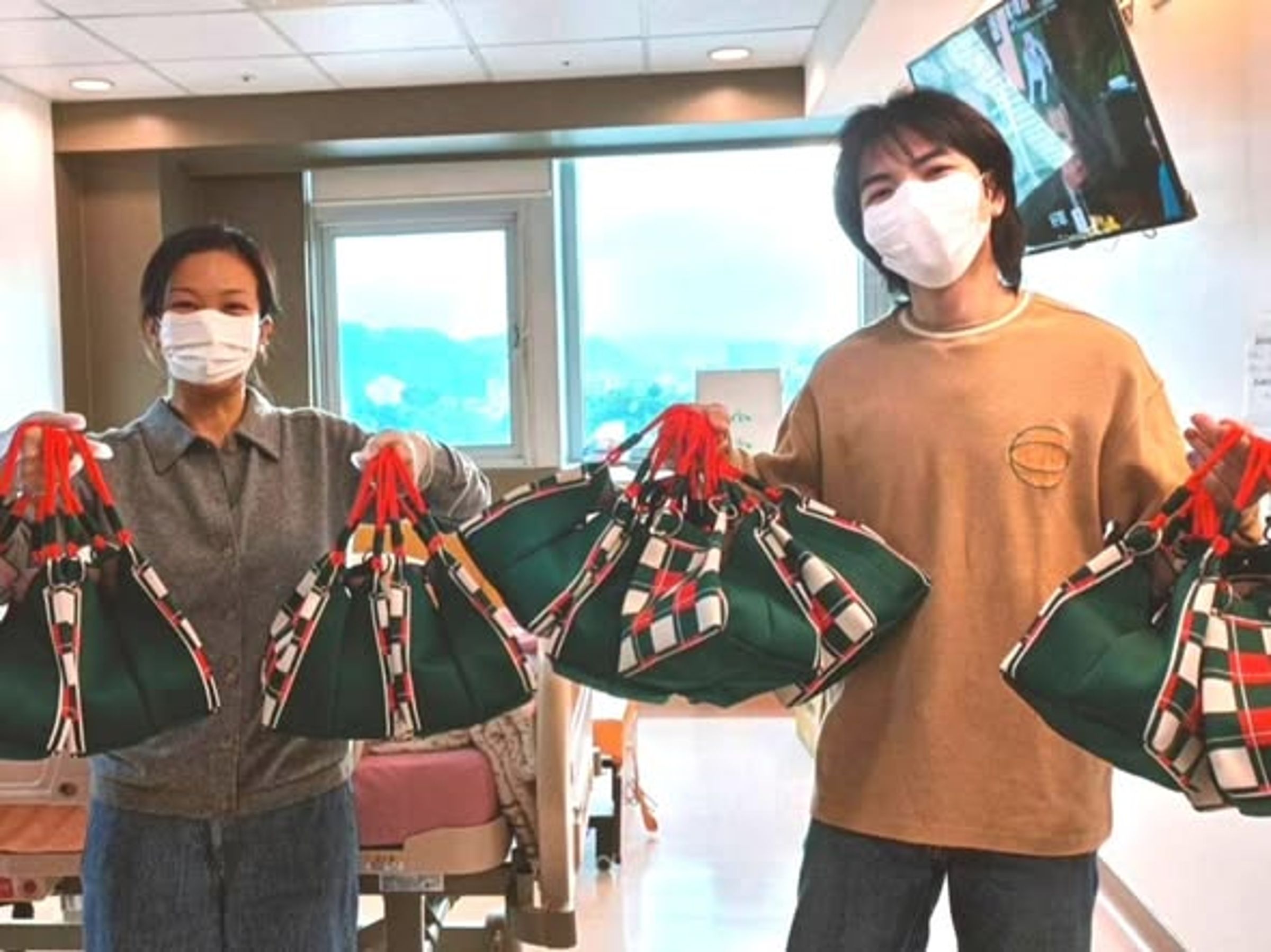 蕭敬騰夫妻檔,在岳父臨終前一起重溫了耶誕節的家庭記憶,且不忘給醫護人員準備感恩禮。(翻攝自Summer臉書)
