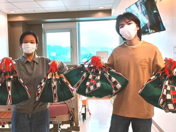 蕭敬騰夫妻檔,在岳父臨終前一起重溫了耶誕節的家庭記憶,且不忘給醫護人員準備感恩禮。(翻攝自Summer臉書)