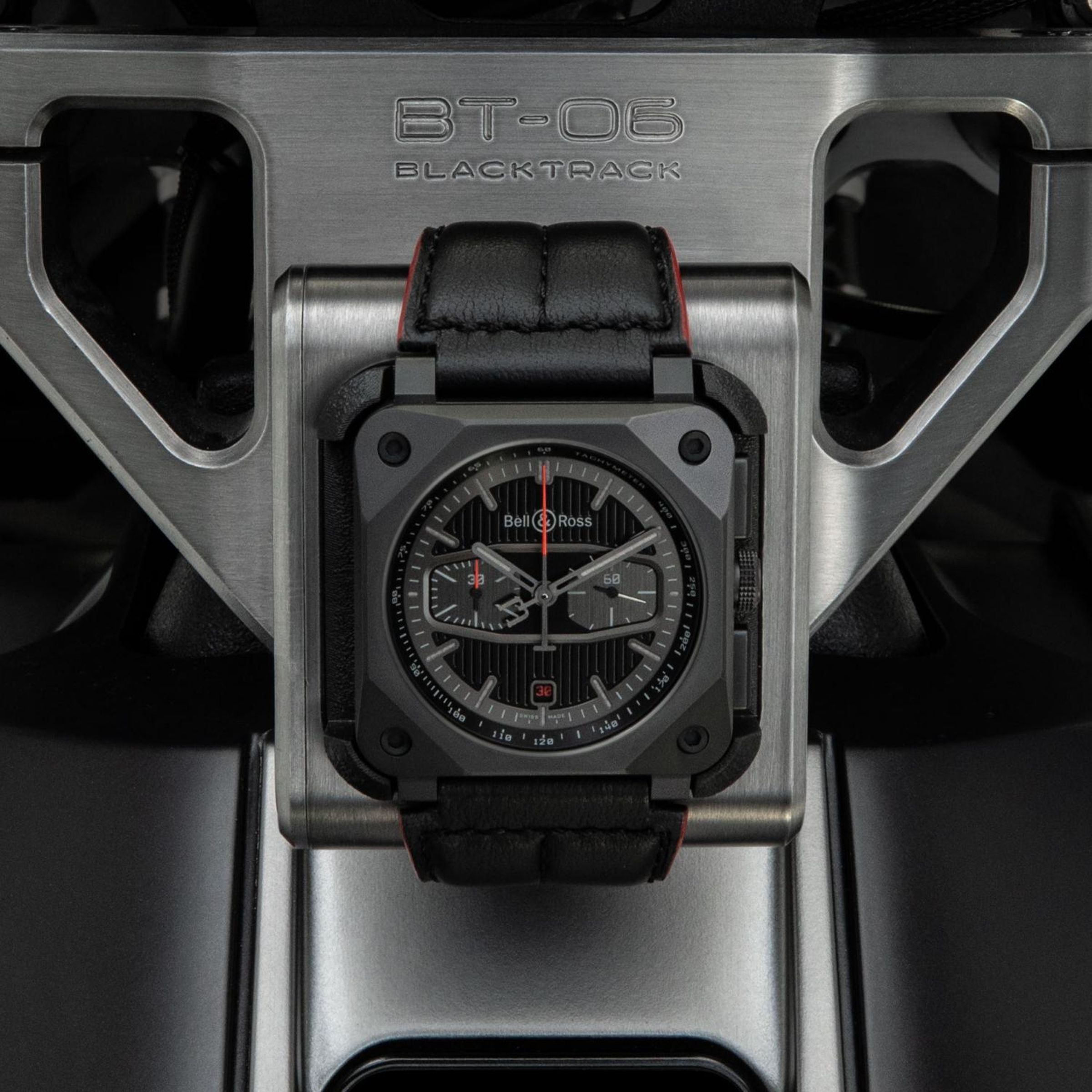 BELL & ROSS與著名法國汽車與工業設計師Sacha Lakic合作,發表BR 03-94 Blacktrack計時碼錶。定價約NT$226,000。