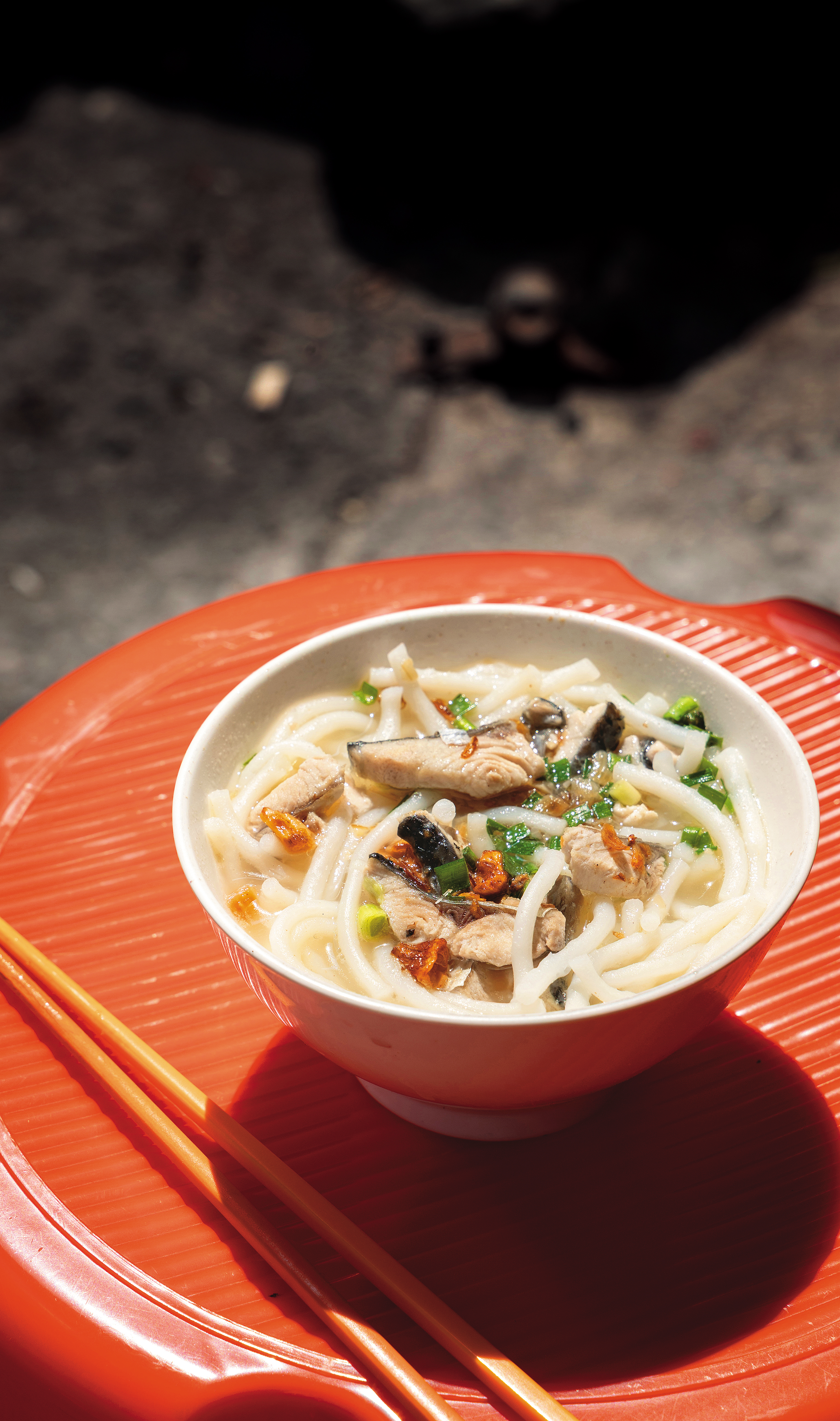 阿忠號稱是虱目魚終極料理店，最初以「虱目魚粗米粉湯」起家。（45元／小碗、70元／大碗）