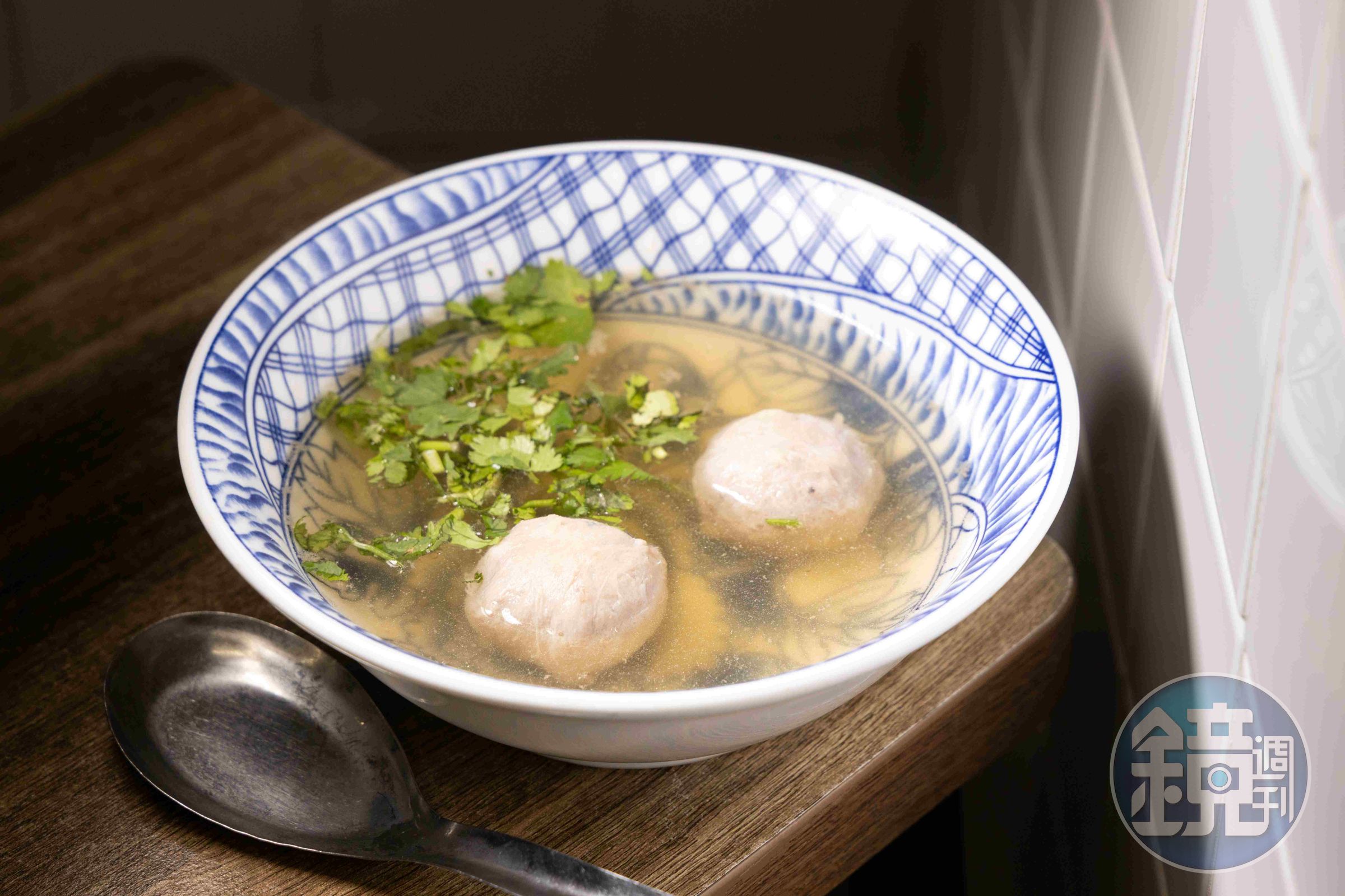 「貢丸湯」的湯頭甜味來自玉米梗。(30元/碗)