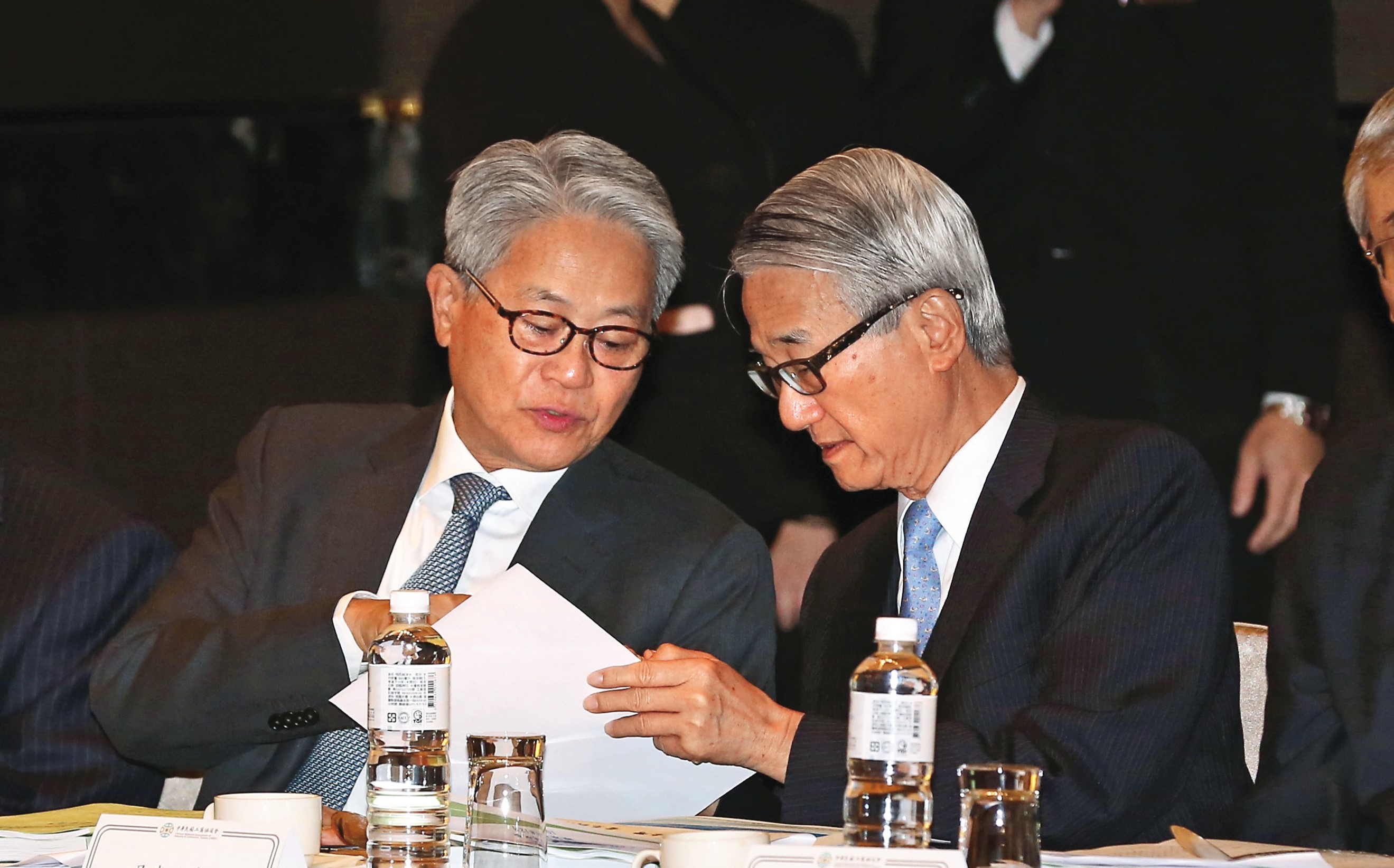 吳東進（右）丟掉新光金後一改作風，力拚後年翻盤，從吳東亮（左）手中拿回台新新光金。