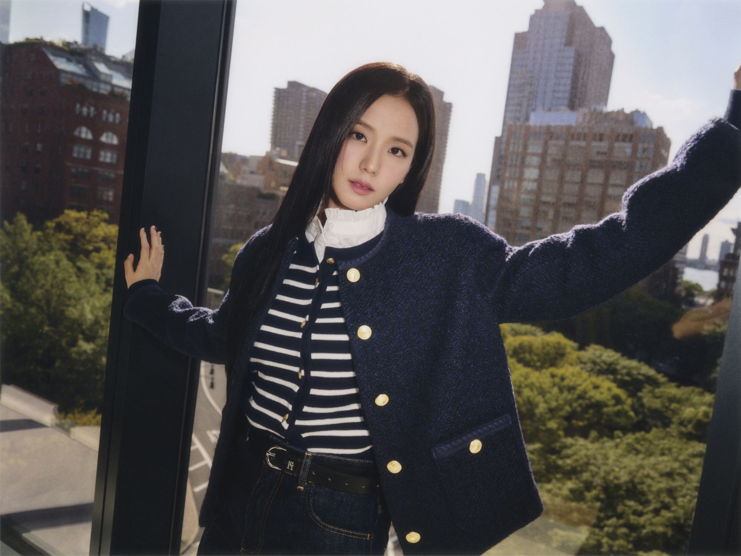 Jisoo接下了TOMMY HILFIGER 2024年秋季系列代言身份。(TOMMY HILFIGER提供)