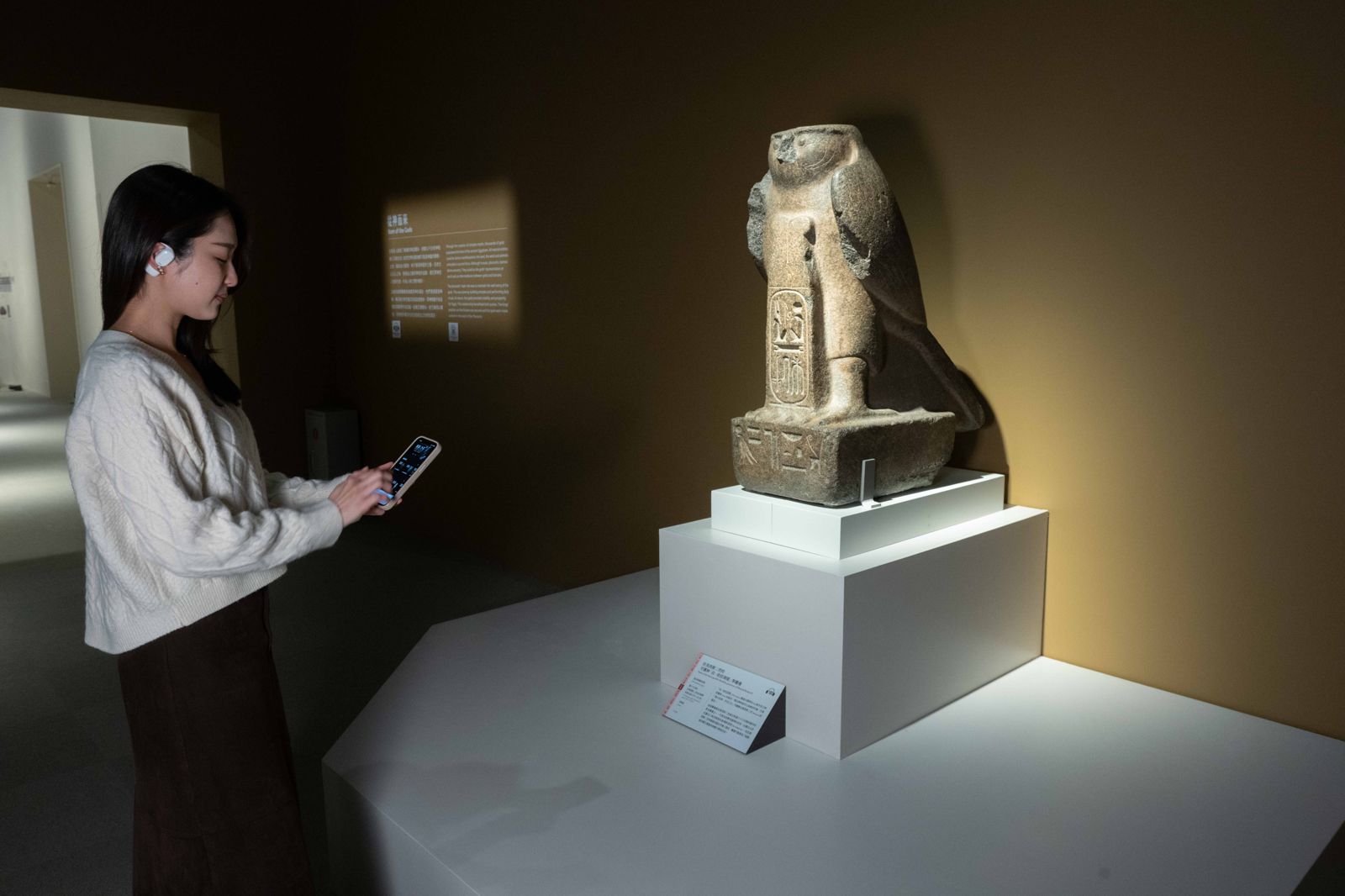 奇美博物館特展《埃及之王：法老》提供免費語音導覽服務。（奇美博物館提供）