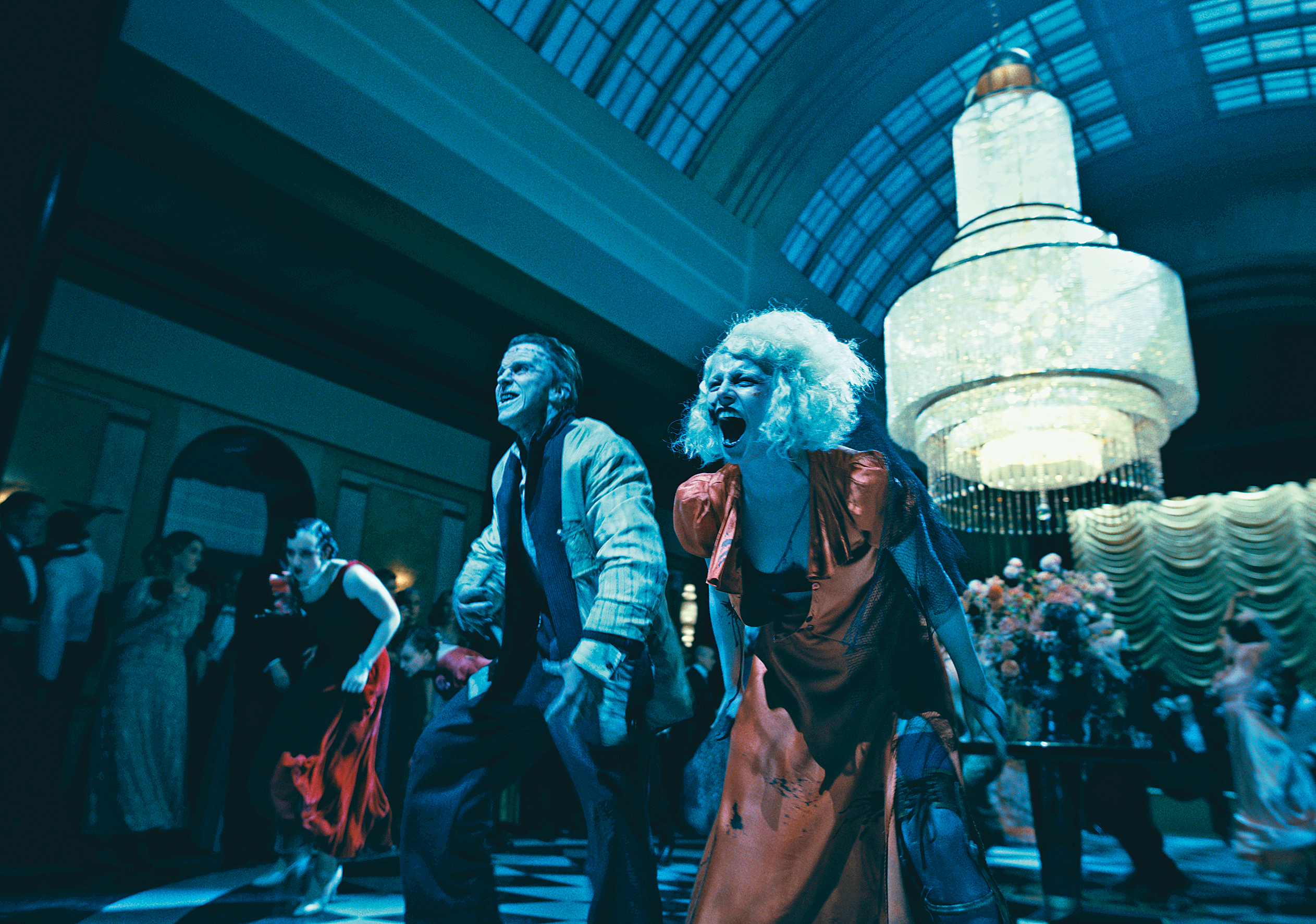 科學怪人求助博士，讓受害少女復活成「新娘」，兩人卻陷入謀殺與激進運動，展開亡命危險戀。（華納提供）