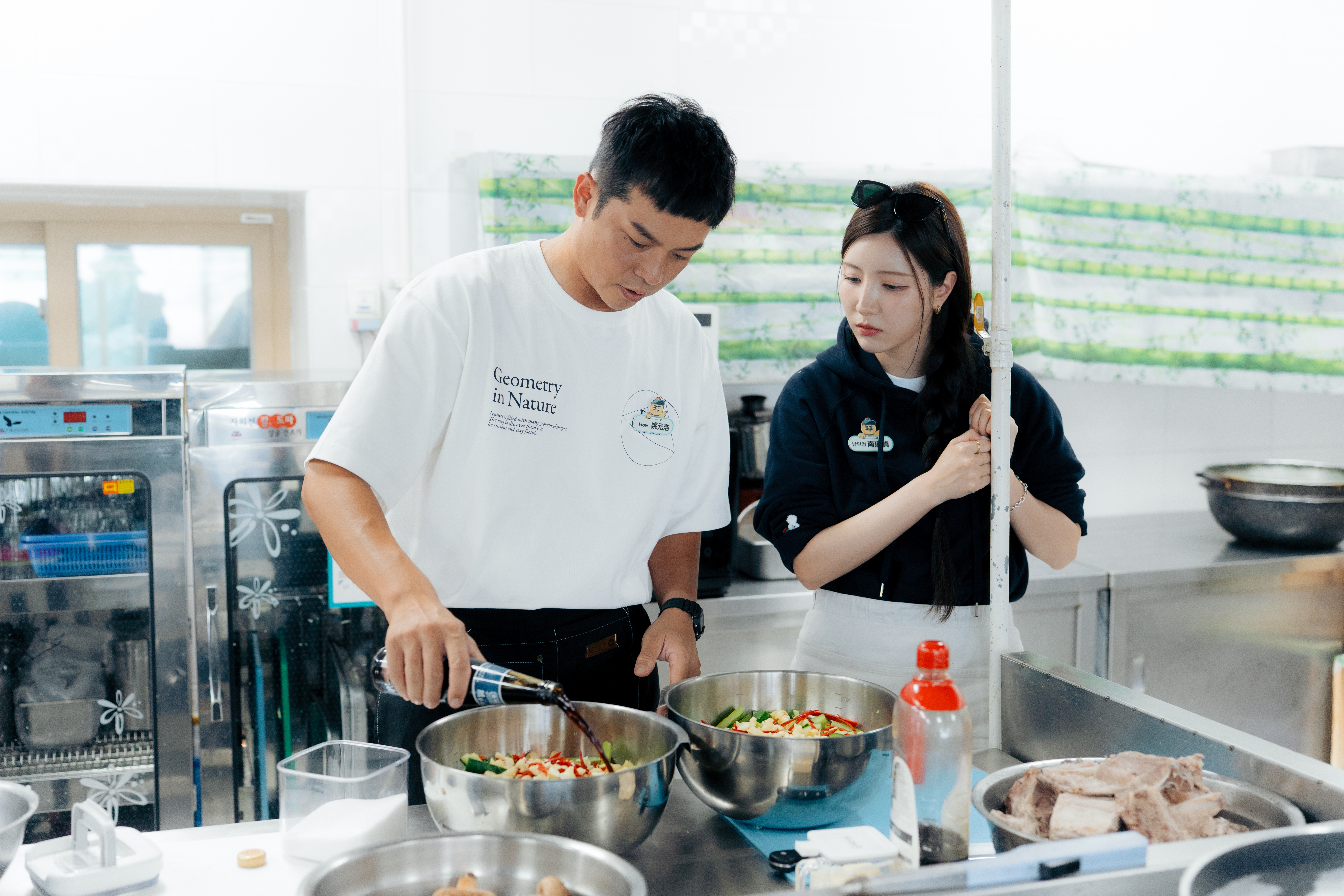南珉貞現身《嗨！營業中》與姚元浩在韓國出外景做鹹酥雞。（好看娛樂提供）