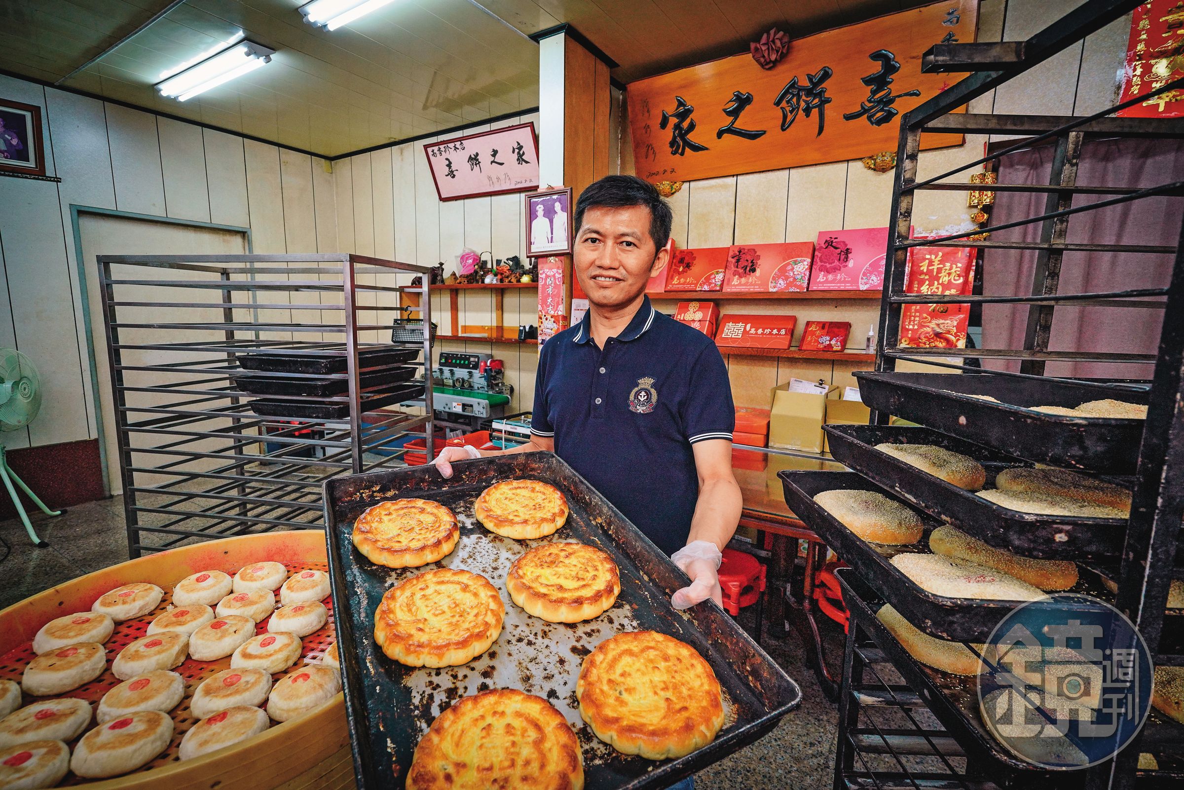 高維澤為達成父親的期望，從醫生轉行返家接班近百年喜餅店，也推出小顆漢餅，攻伴手禮市場。