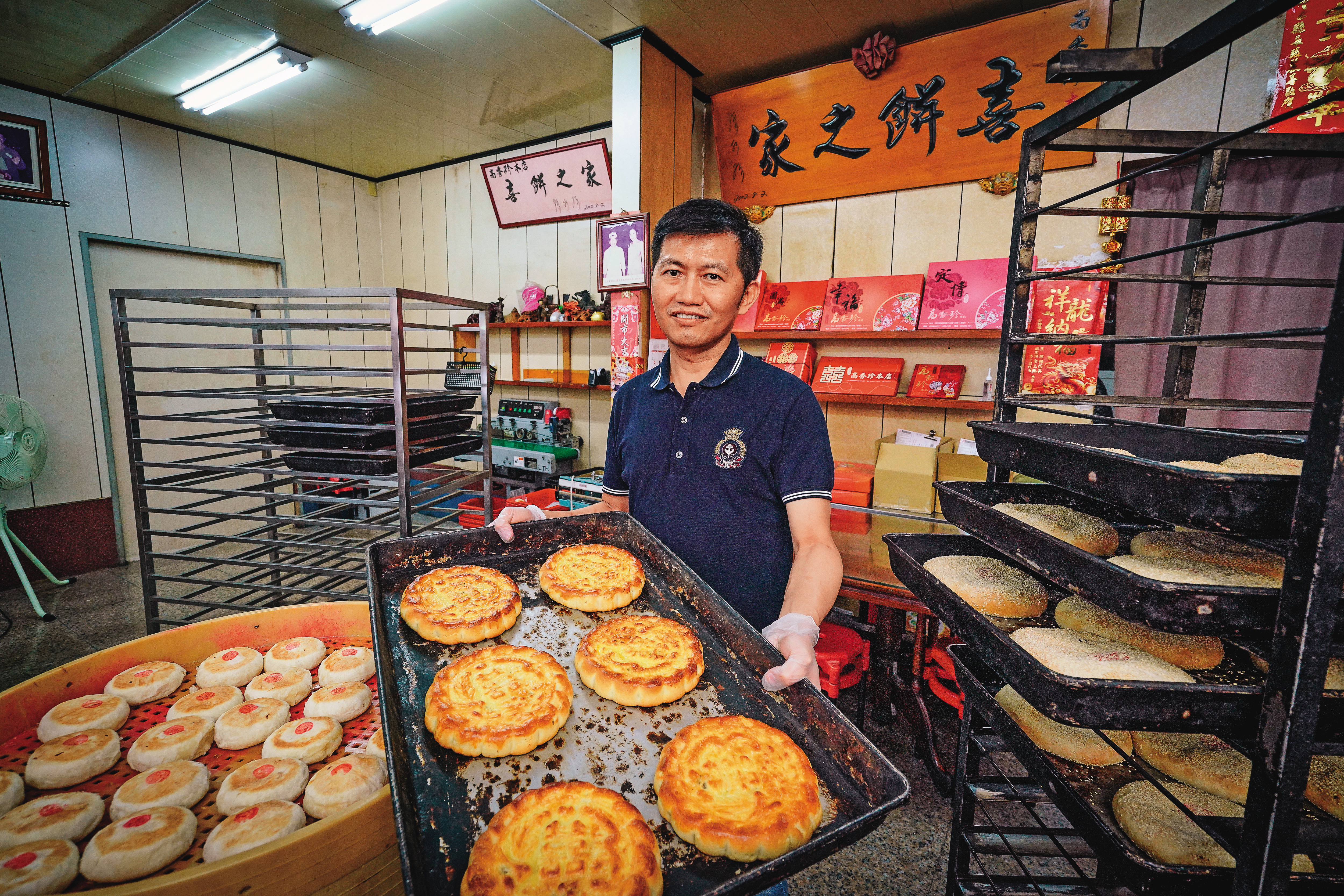高維澤為達成父親的期望，從醫生轉行返家接班近百年喜餅店，也推出小顆漢餅，攻伴手禮市場。