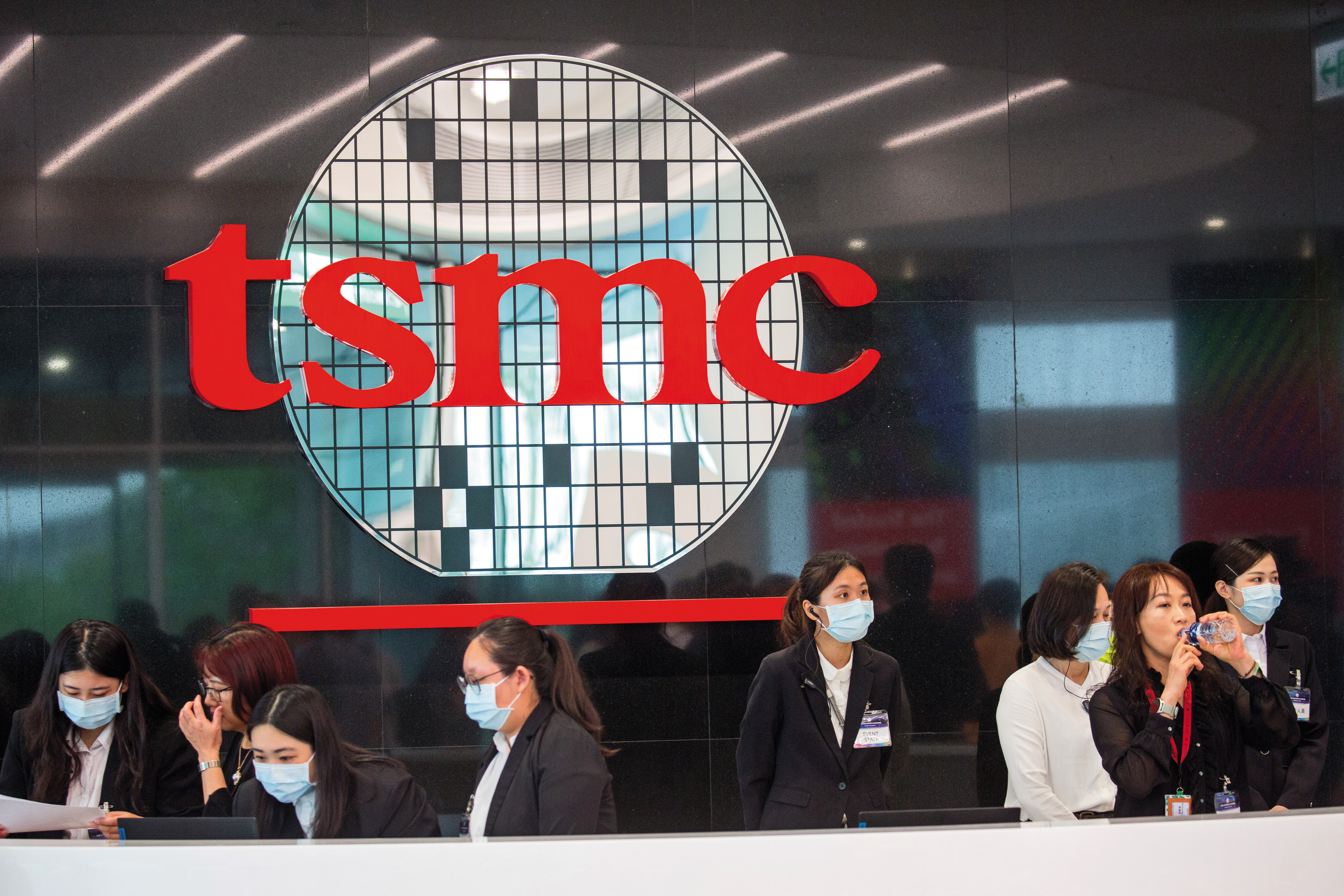 財經作家李雅雯這兩年僅靠台積電就賺近900萬，她用本益比推估減碼目標價為1,100元。