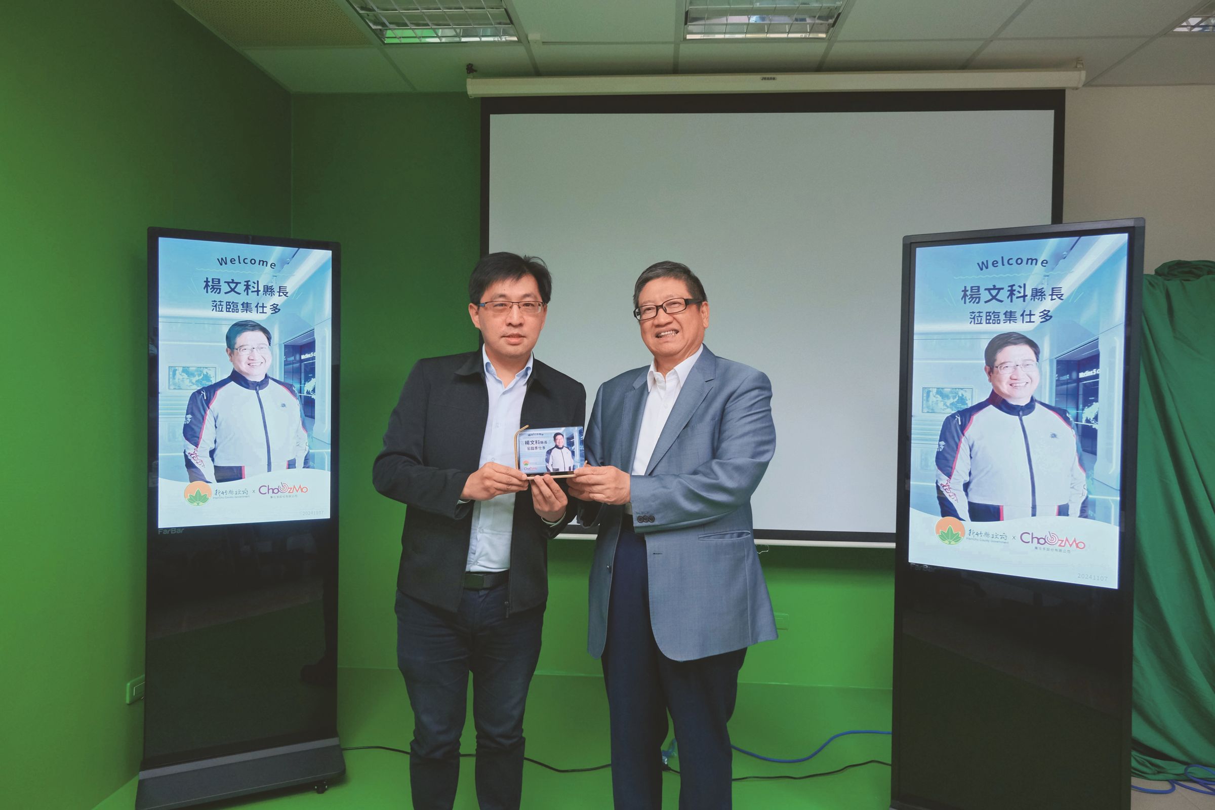 楊縣長走訪獲SBIR補助亮點企業,現場體驗AI人像建模動作拍攝。(新竹縣政府提供)