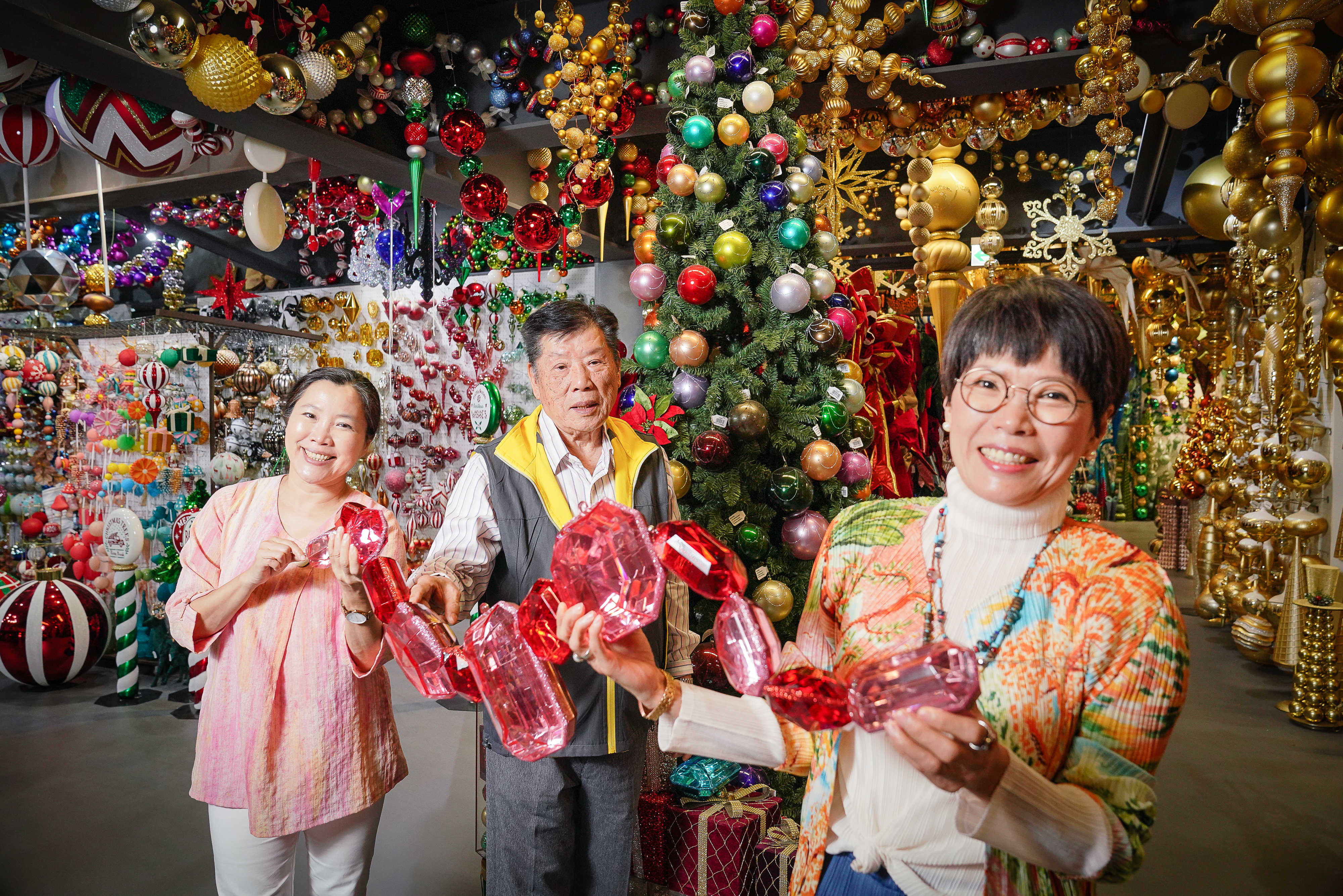 張松田（中）以無限創造力建立耶誕王國，從小在工廠幫忙長大的長女張明珠（右）與三女兒張簣蘭因此和父親感情甚篤。