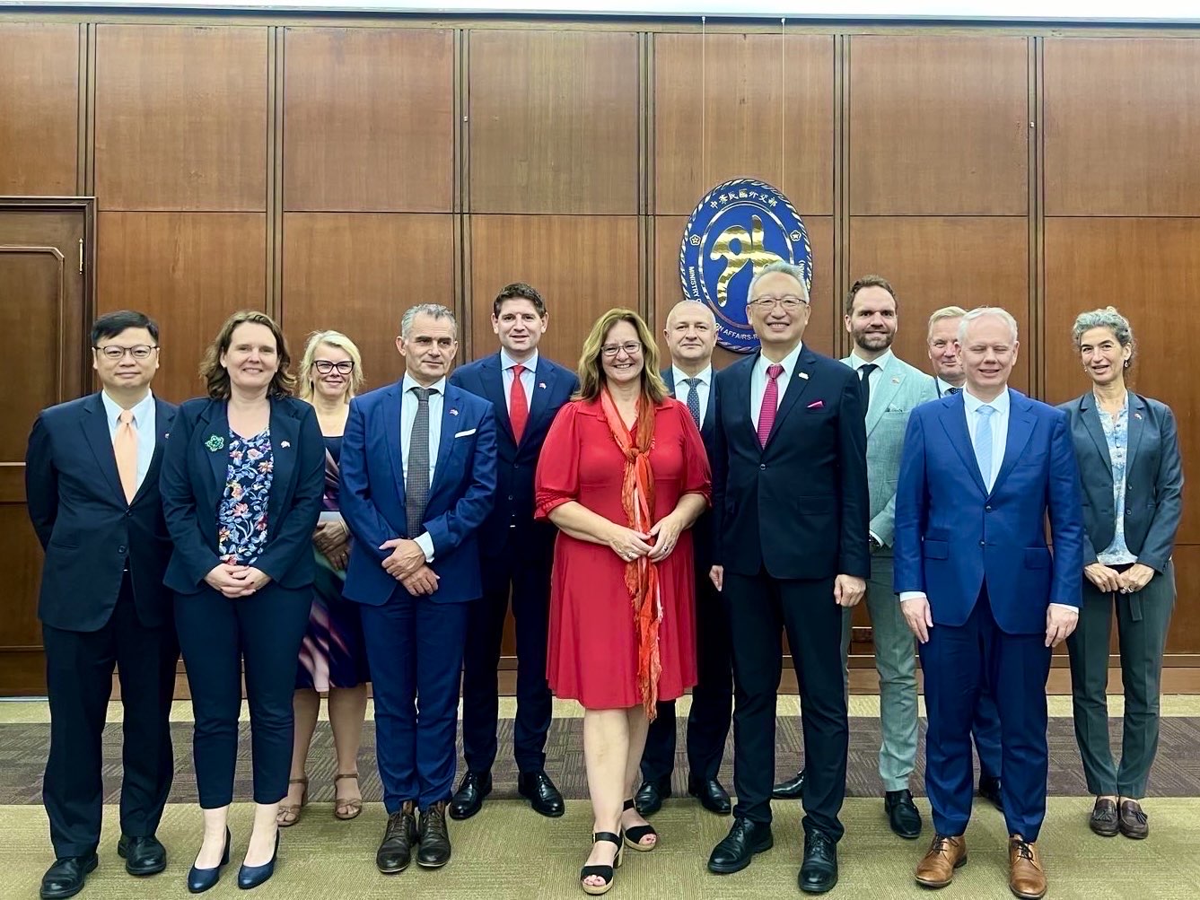 外交部政務次長吳志中與荷蘭眾議院外貿暨發展委員會訪問團全團。（外交部提供）