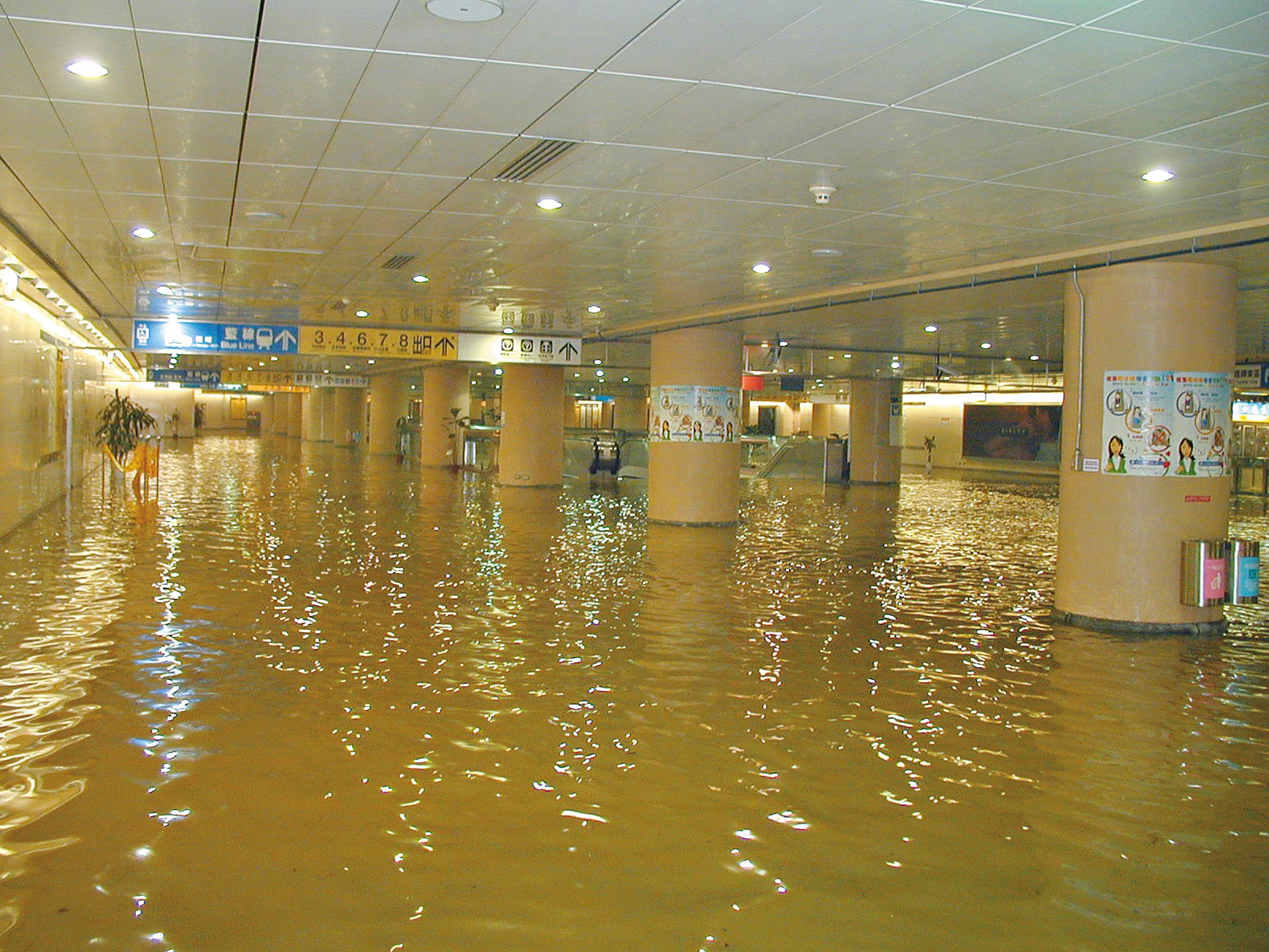 2001年9月17日，納莉颱風挾帶豪雨侵襲，造成北市捷運史上最嚴重災情。（翻攝北捷臉書粉專）