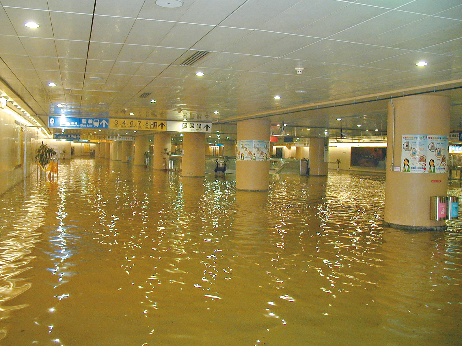 2001年9月17日,納莉颱風挾帶豪雨侵襲,造成北市捷運史上最嚴重災情。(翻攝北捷臉書粉專)