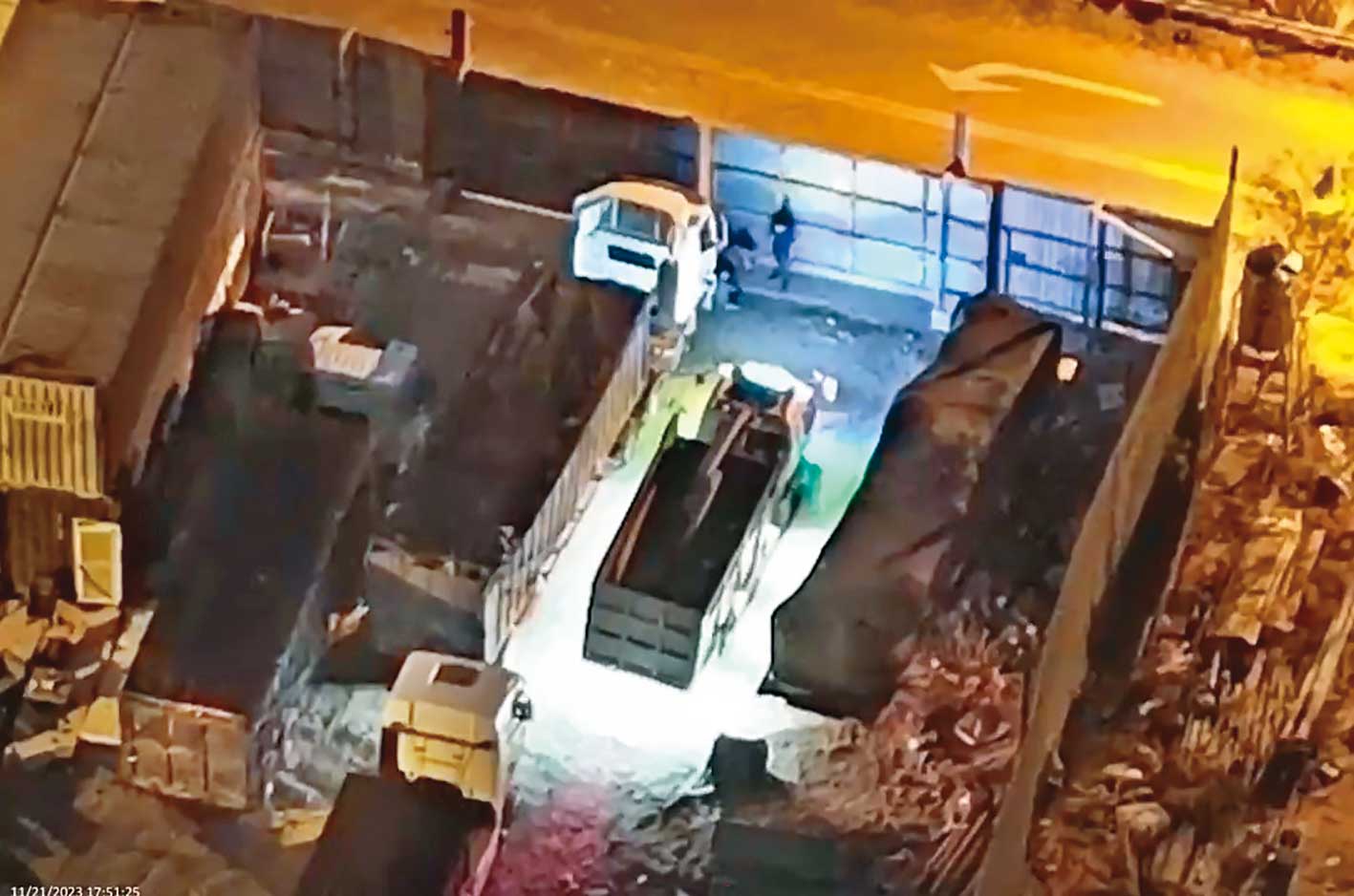 環保警察在深夜監控查緝廢棄土現場。（中檢提供）