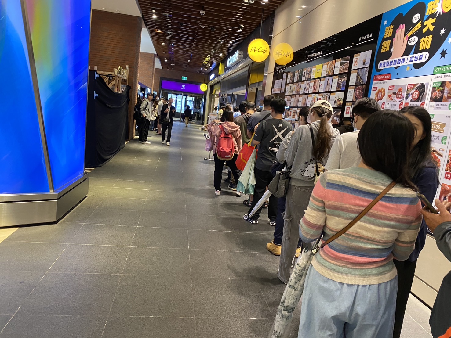 麥當勞今天推出贈送《獵人》BOOK牌活動，各餐廳再度湧現排隊人潮。（讀者提供）