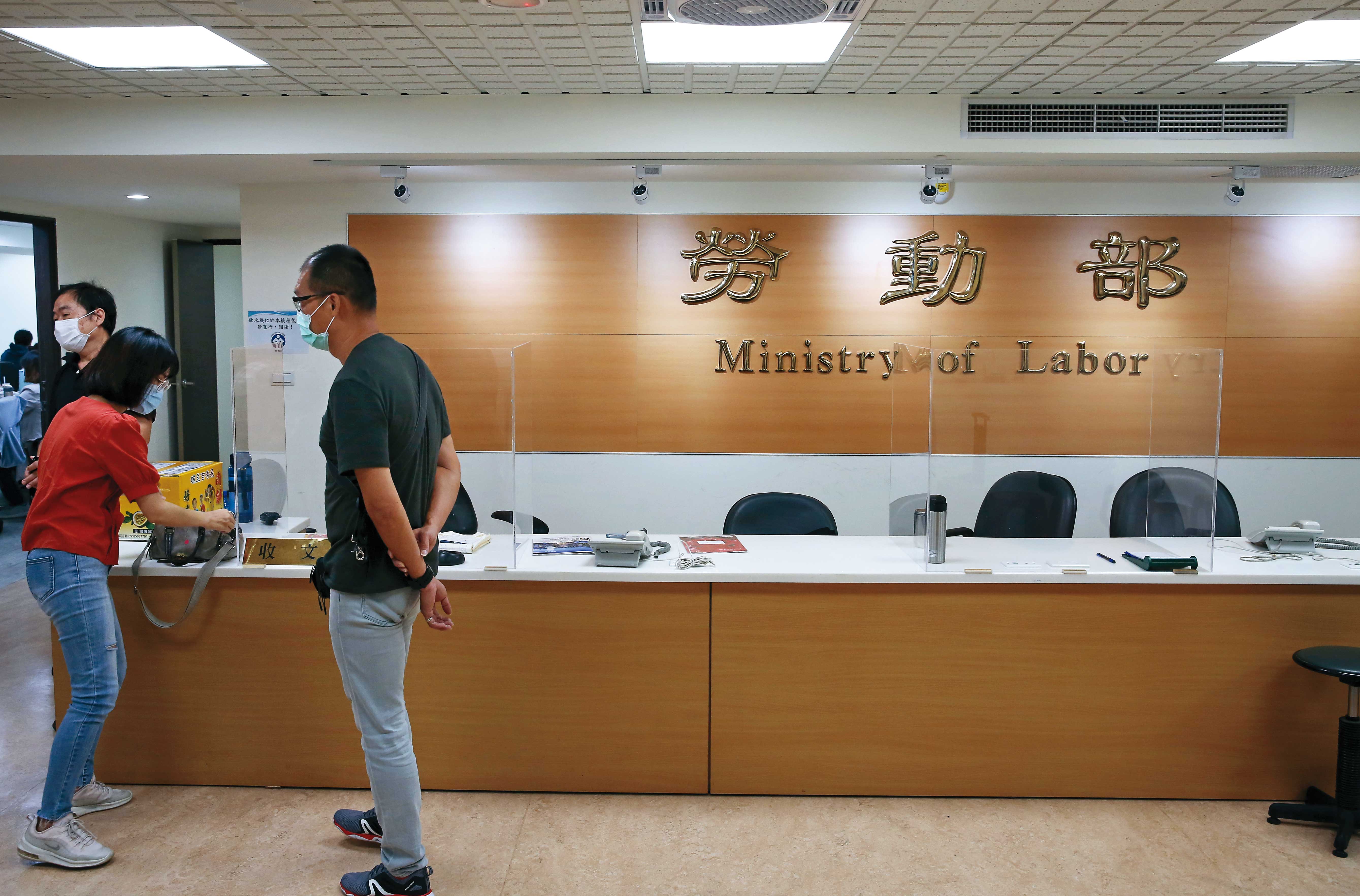 雇主認為勞動部只會維護移工權益，把責任都推給雇主，卻沒有相關配套措施來遏止惡質看護入境撈金。