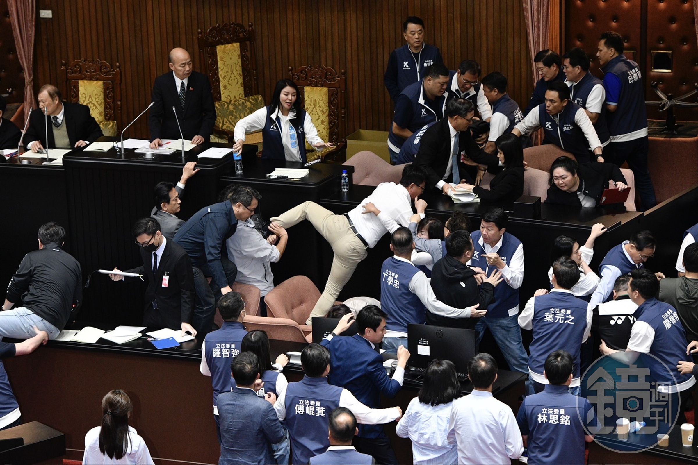 立法院今天在場內外都爆發激烈肢體衝突，綠委蘇巧慧po文，她憂心感嘆，「香港的故事沒有很遠，只發生在4年前，然而同樣的故事，在我們眼前似乎就要展開。」