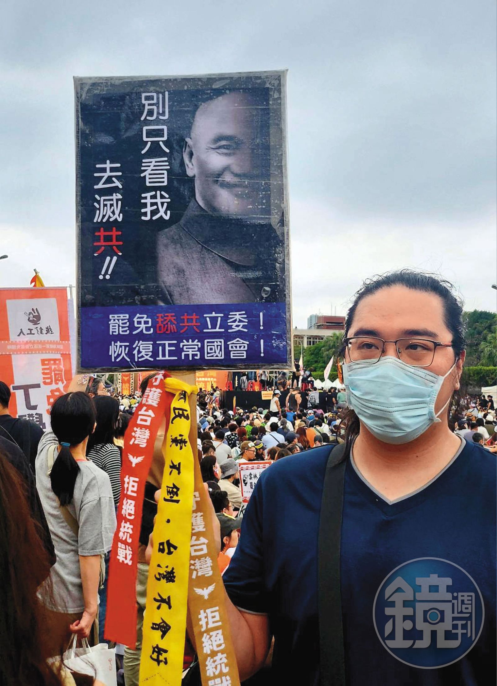 大罷免持續延燒，4月19日民眾聚集凱道，現場有不少創意文宣，籲下架「舔共立委」。（王錦華攝）