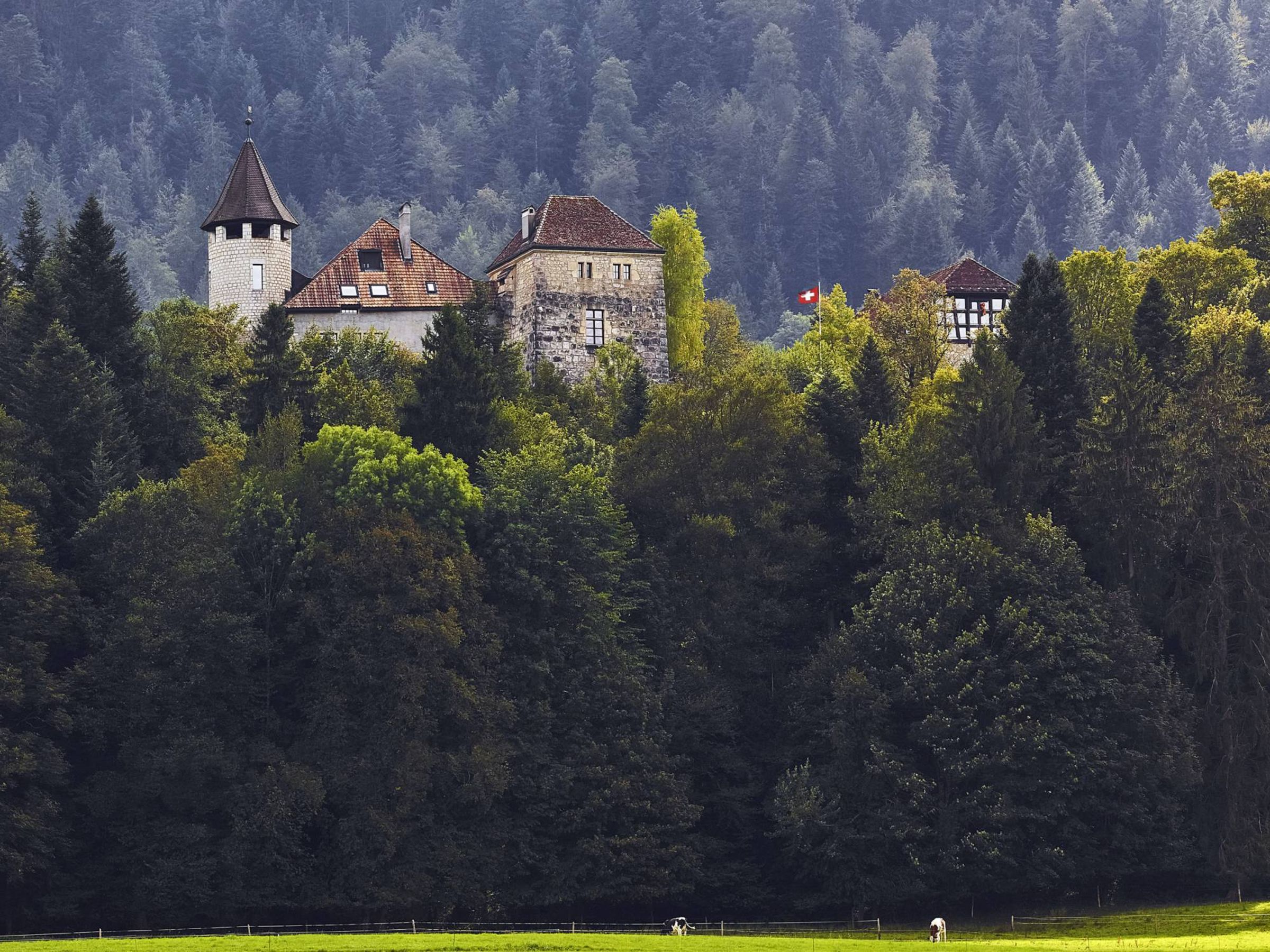 這座興建於十四世紀的 Château de Môtiers 城堡，是獨立製錶品牌播威的總部。