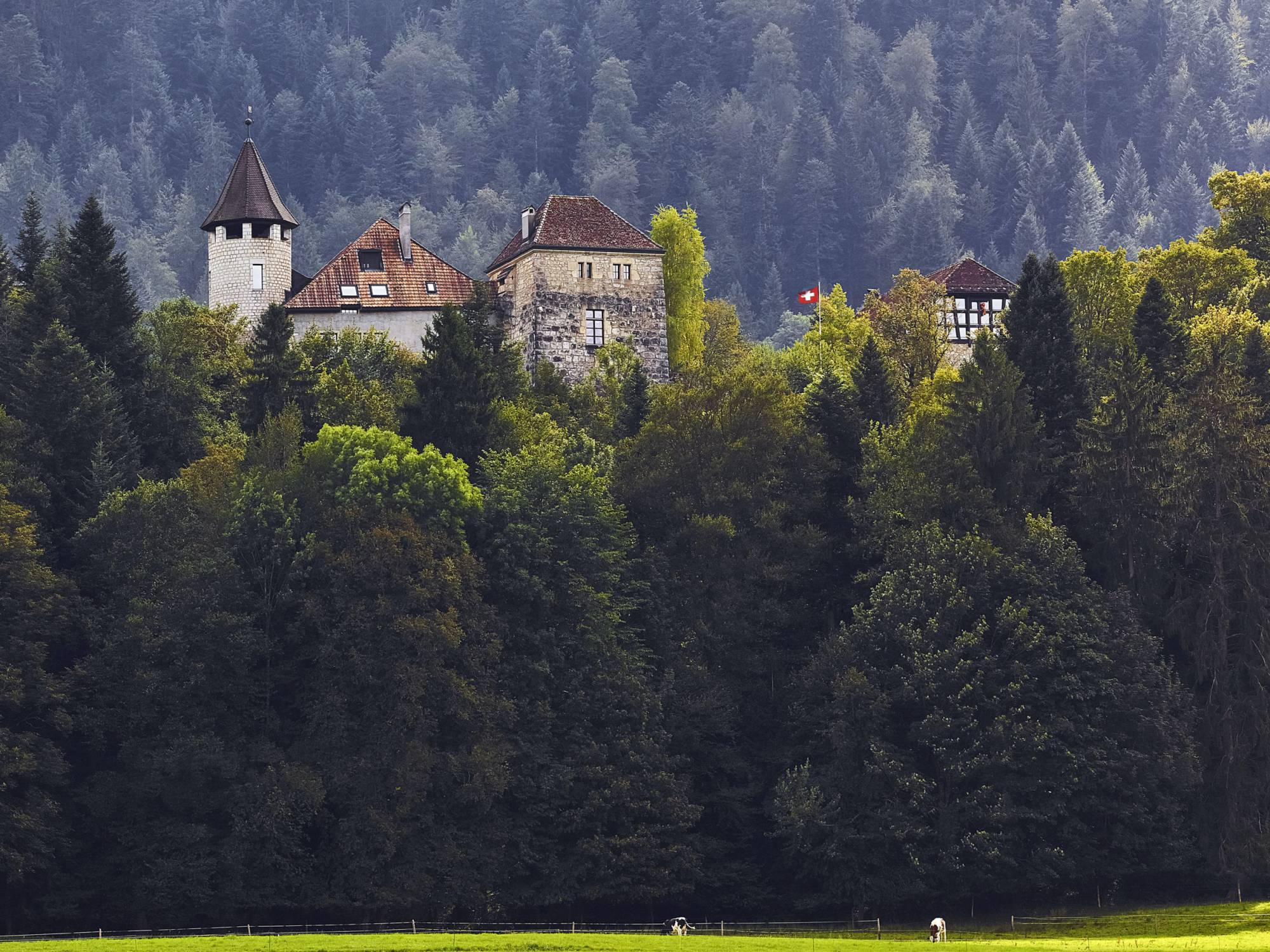 這座興建於十四世紀的 Château de Môtiers 城堡，是獨立製錶品牌播威的總部。
