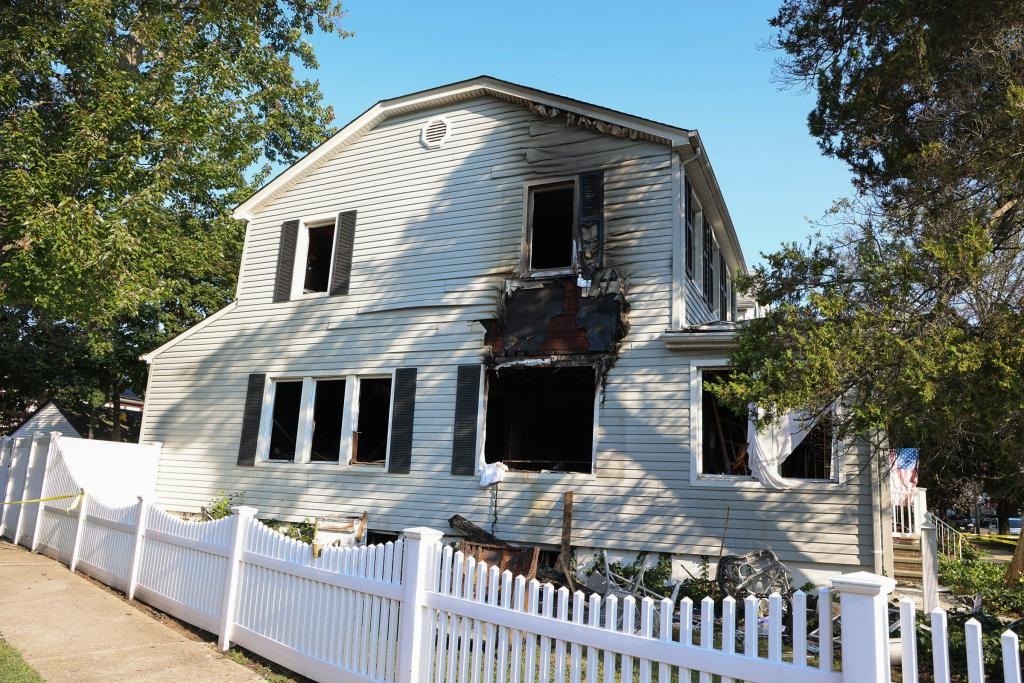 美國紐約皇后區發生駭人命案，1對七旬夫妻遭入侵歹徒殺害後縱火焚屋。（翻攝自nypost.com）