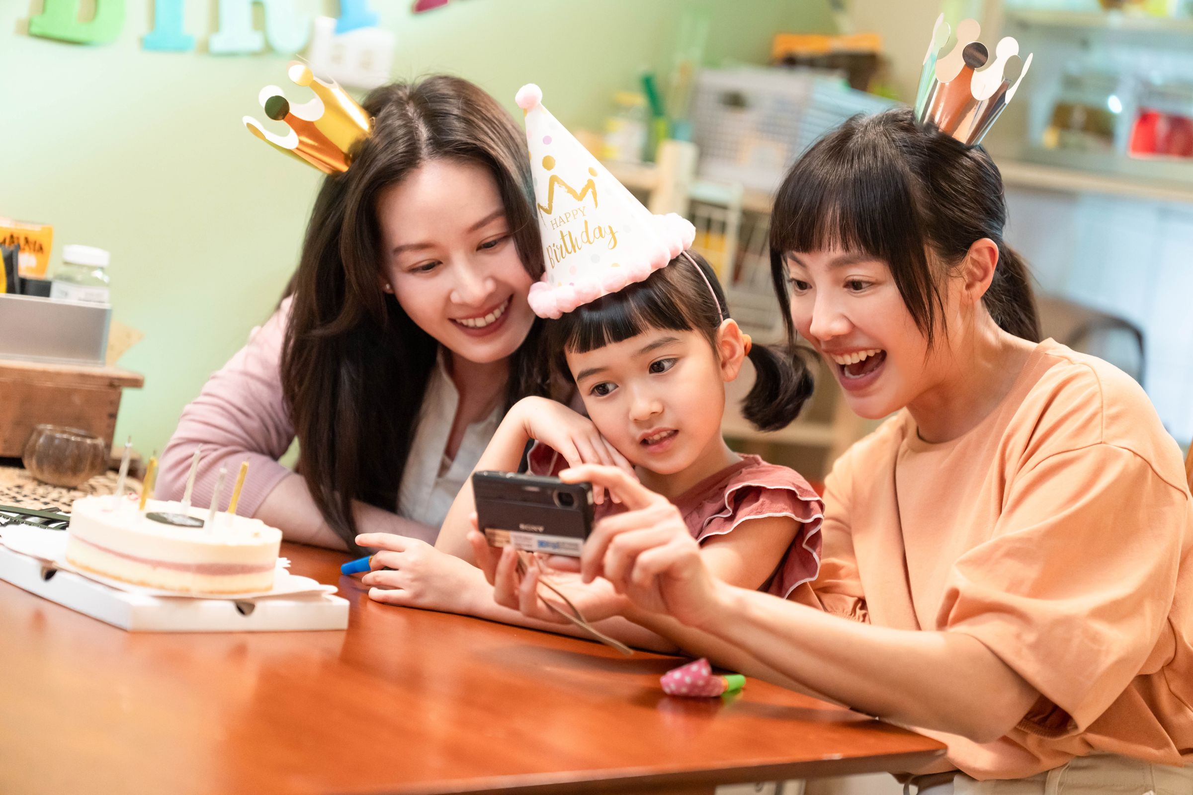 曾愷玹與飾演童年子晴的小演員陳蕾朵、飾演阿姨的張允曦(小8)在《陽光女子合唱團》同台演出。(壹壹喜喜提供)