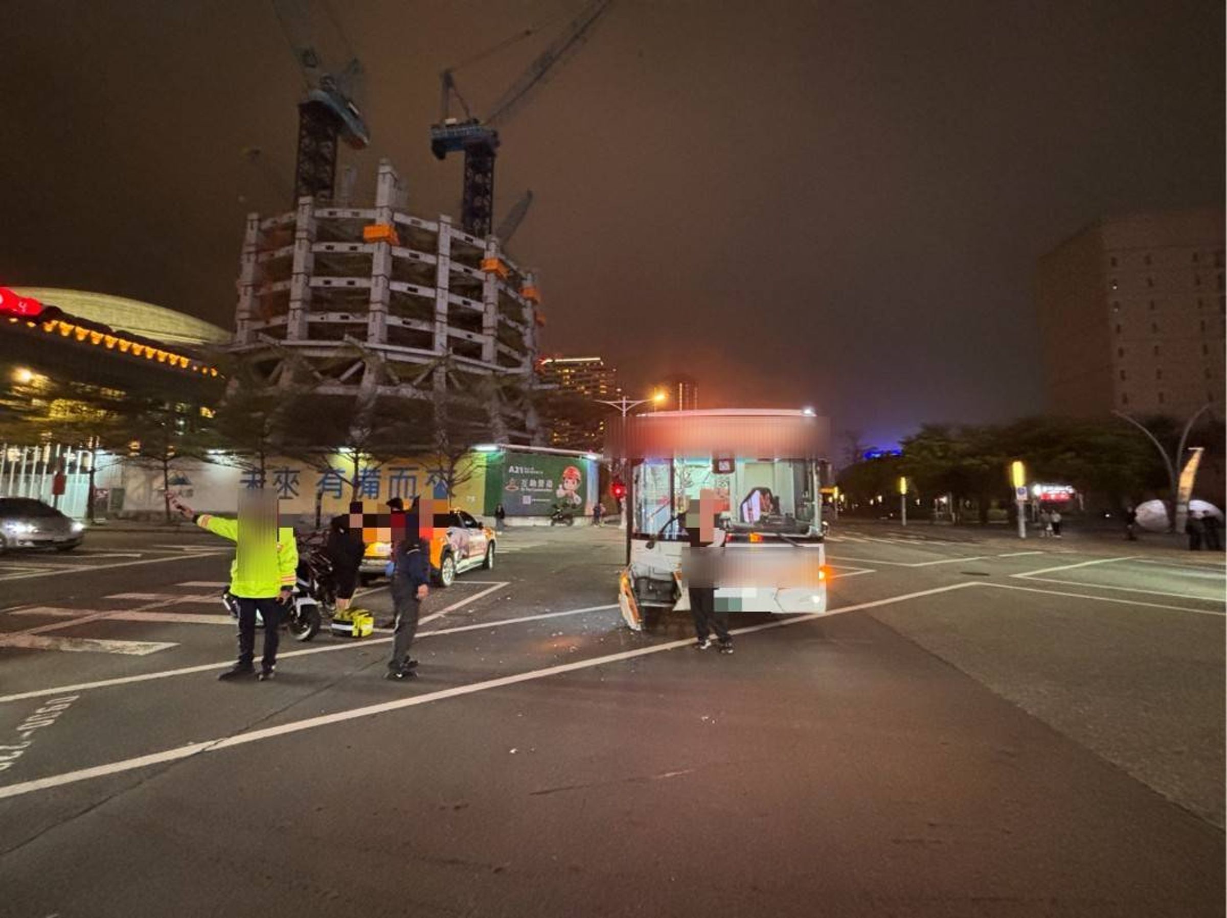 由於車禍碰撞發生巨響,不僅公車毀損,小黃的排氣管也被撞飛掉至馬路。(翻攝畫面)