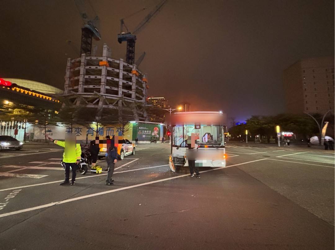 由於車禍碰撞發生巨響，不僅公車毀損，小黃的排氣管也被撞飛掉至馬路。（翻攝畫面）