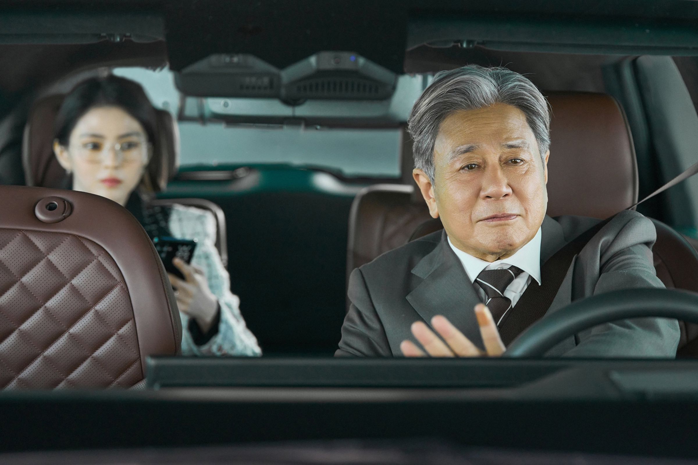 韓版《高年級實習生》重現原本許多經典的場景,像是開車上班的對話。(華納兄弟提供)