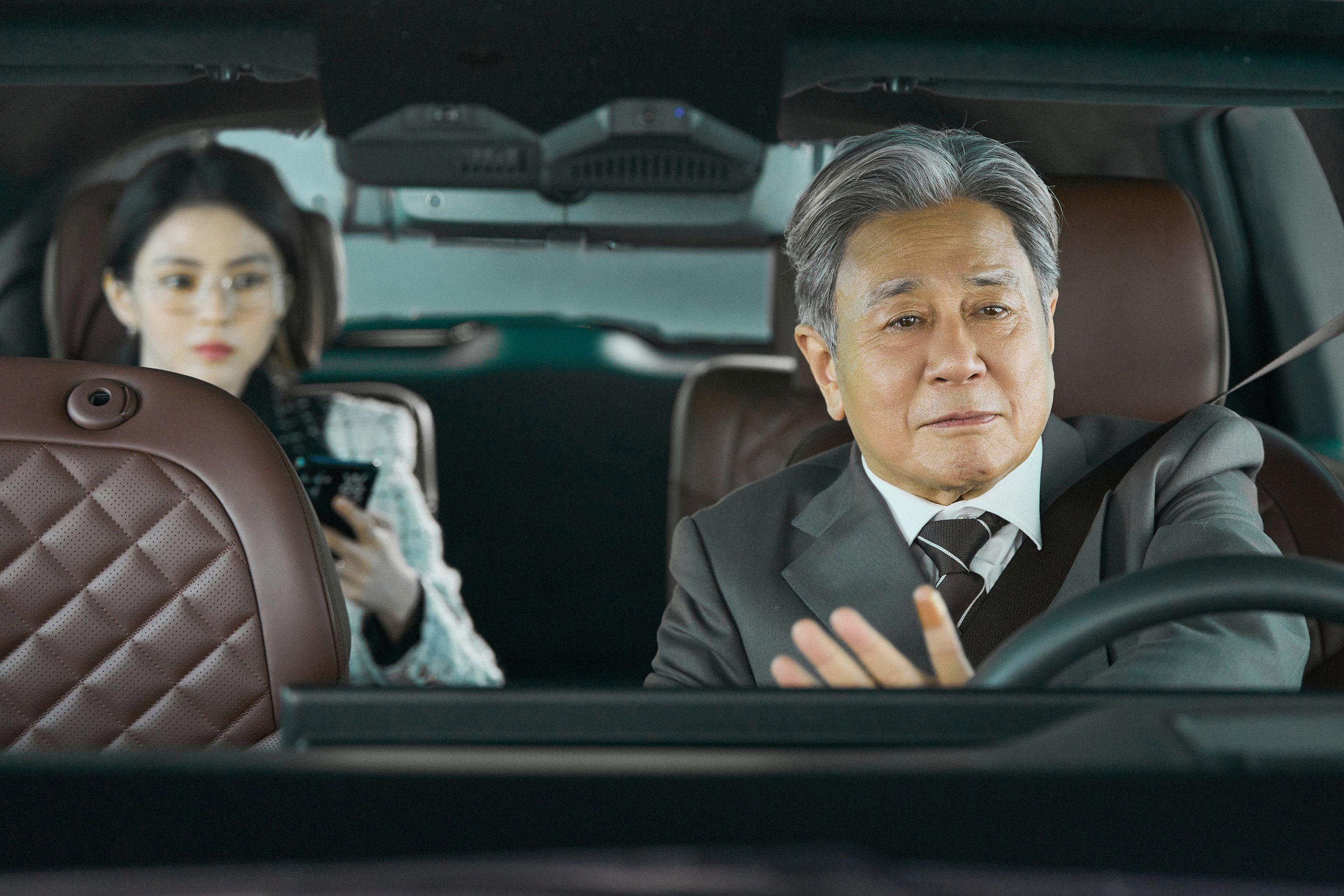 韓版《高年級實習生》重現原本許多經典的場景，像是開車上班的對話。（華納兄弟提供）