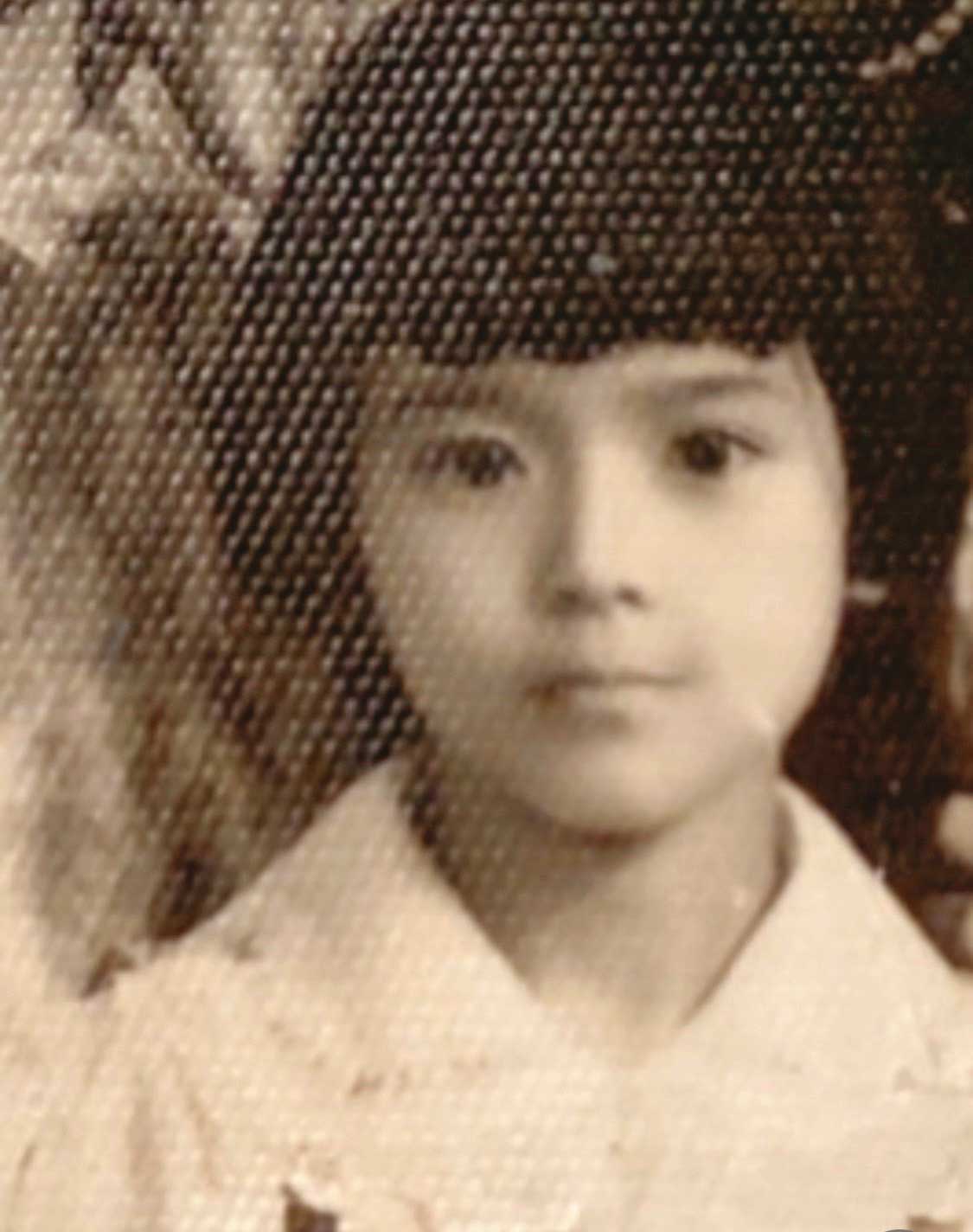這張相片是鄭如晴6歲時父親赴日本前,特地帶她到照相館所攝。(鄭如晴提供)