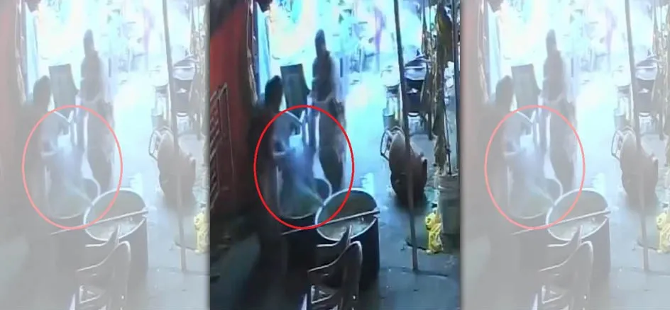 印度一名婦人在宗教供餐活動搬運滾湯時，不慎失足跌落滾燙湯鍋身亡。（翻攝自X@srkntnyldz）