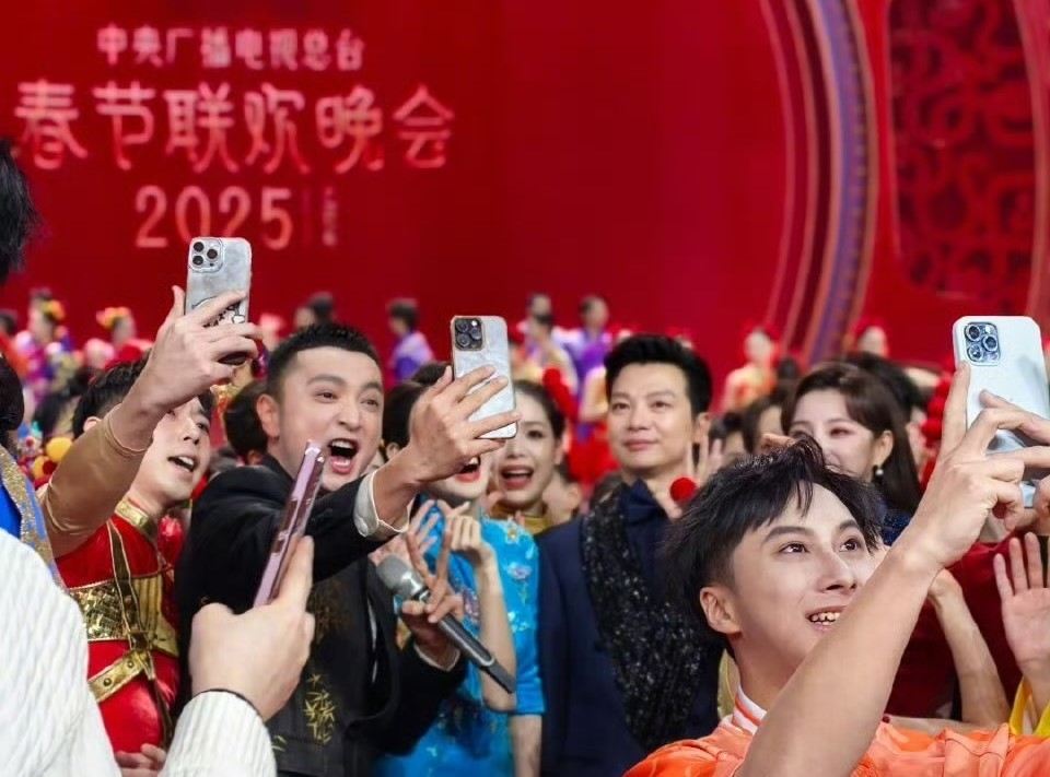 尼格買提自曝與眾人用iPhone手機自拍的照片，引發熱議。（翻攝自X）