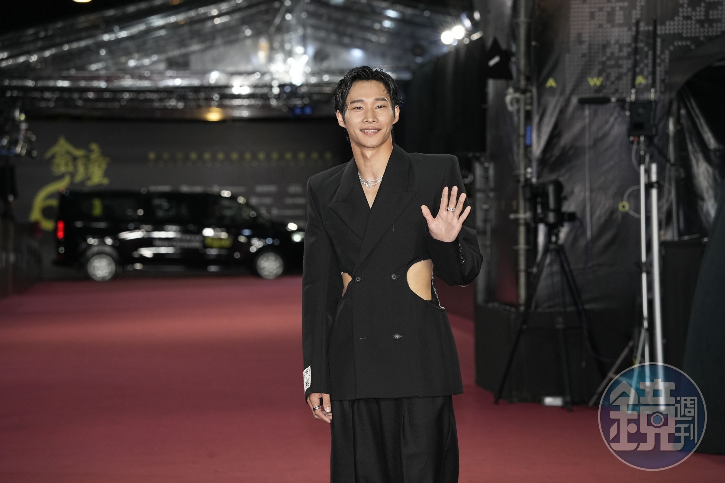黃冠智是男星最辣，挖空西裝秀出隱約6塊肌。
