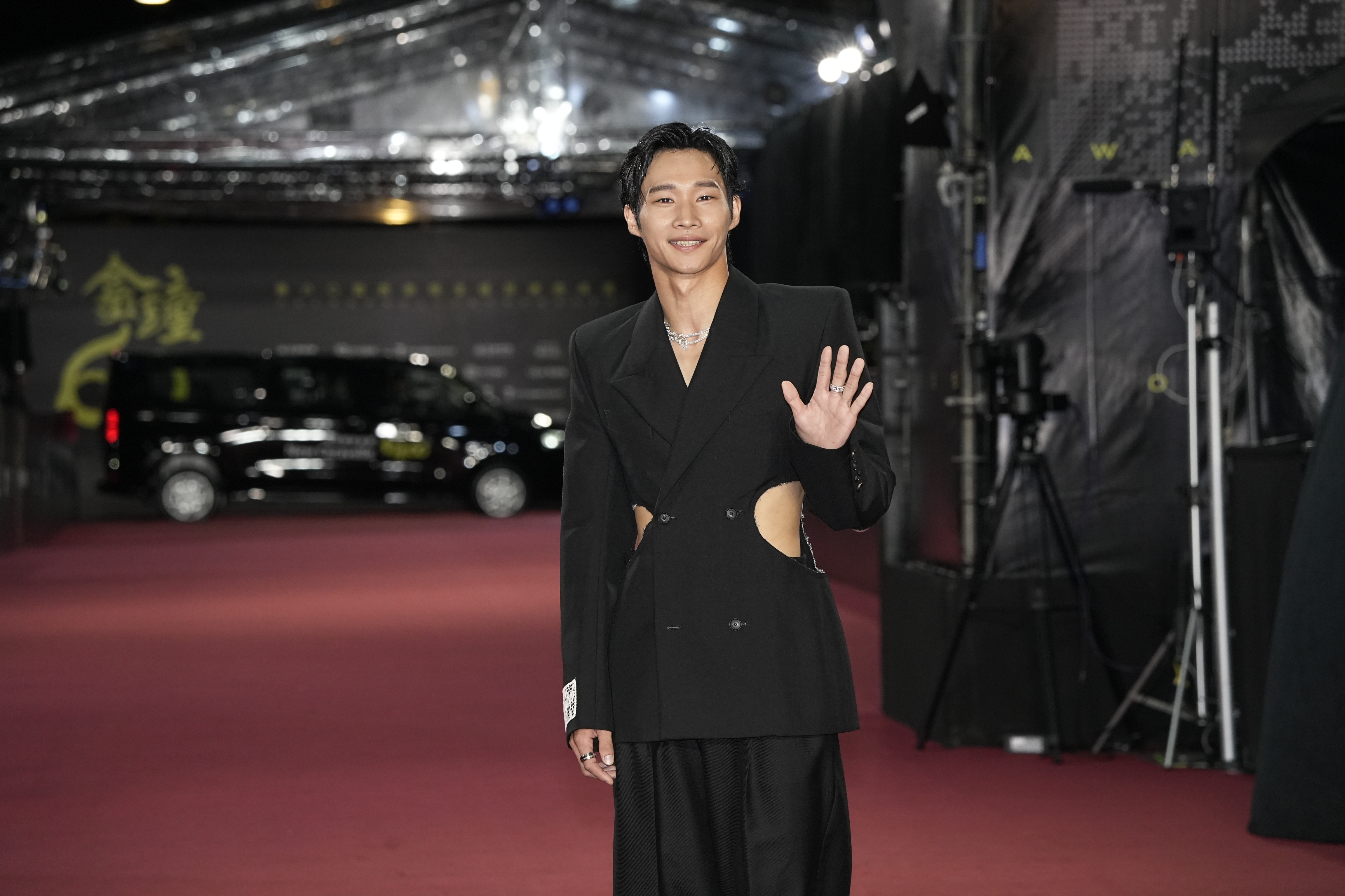 黃冠智是男星最辣，挖空西裝秀出隱約6塊肌。