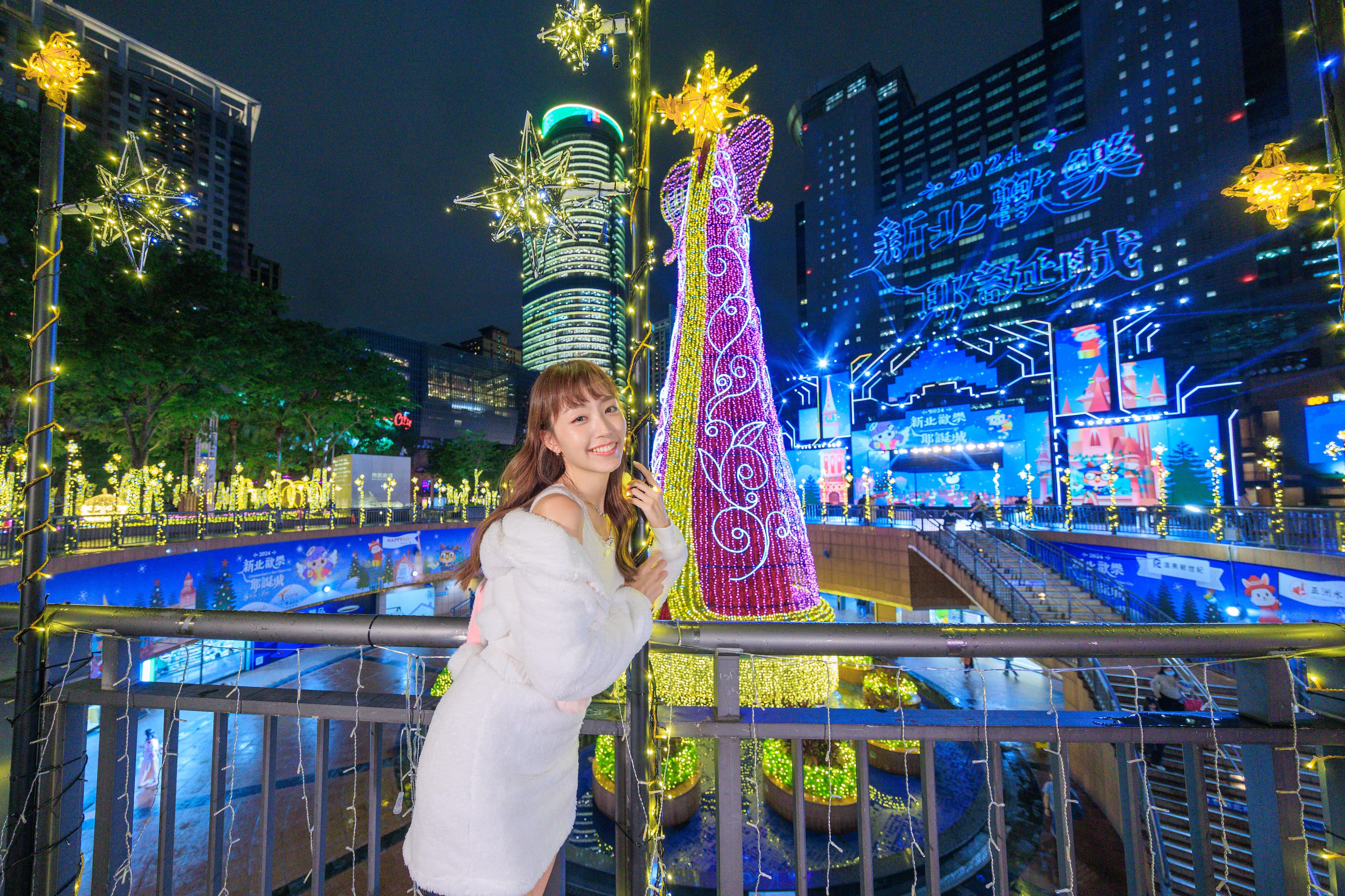 耶誕樹化身魔幻天使,以五彩繽紛的顏色變化照亮新北歡樂耶誕城。(新北市觀旅局提供)