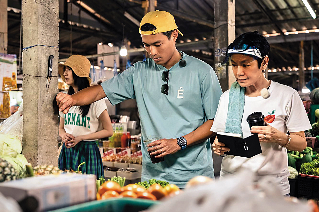 張艾嘉（右起）、楊祐寧、柯佳嬿每天起床後的首要任務是到市場採買食材。（泰坦星文創提供）