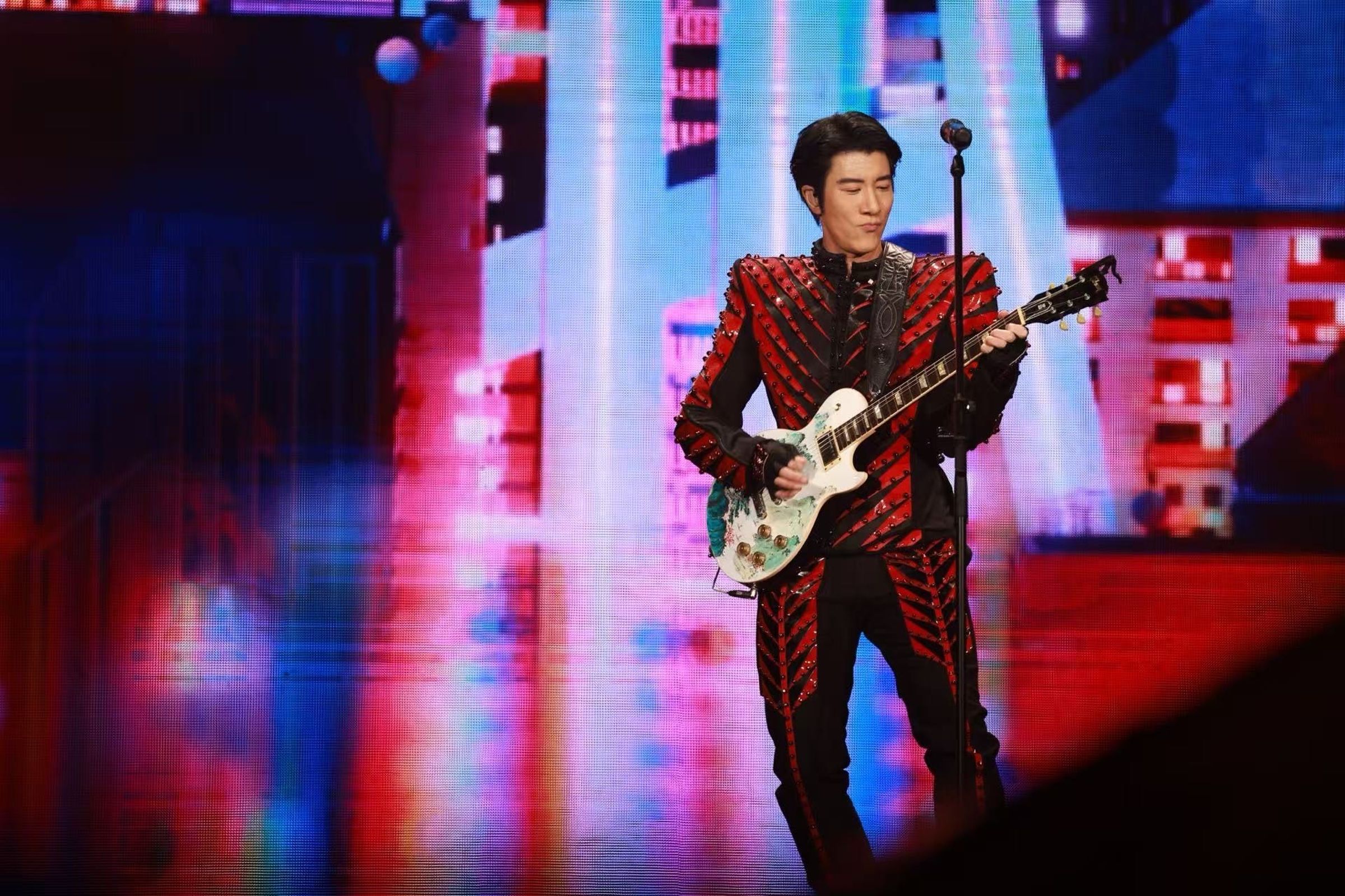 王力宏背著吉他自彈自唱。(讀者提供)