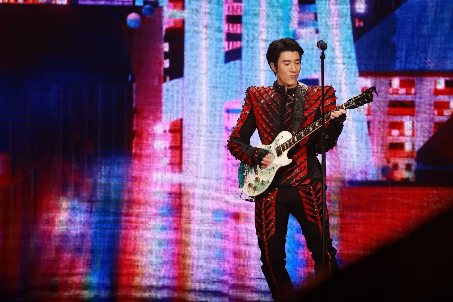 王力宏背著吉他自彈自唱。（讀者提供）