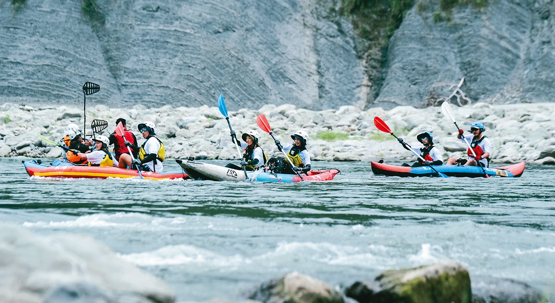 藝人及工作人員第3集前往花蓮秀姑巒溪，挑戰在溪谷激流中划行。（三立提供）