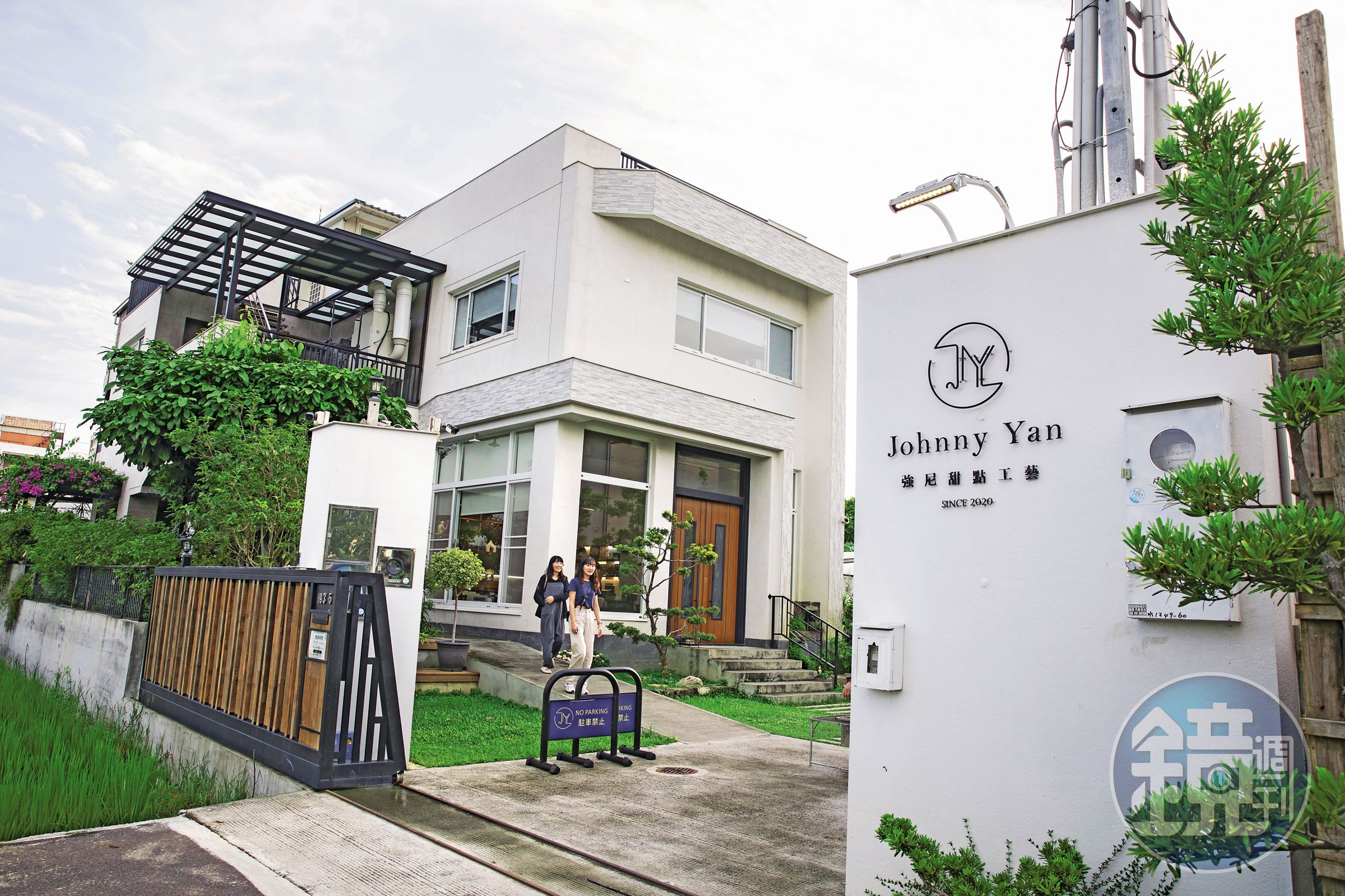 外型典雅的強尼甜點工藝門市，位於台南柳營稻田間。