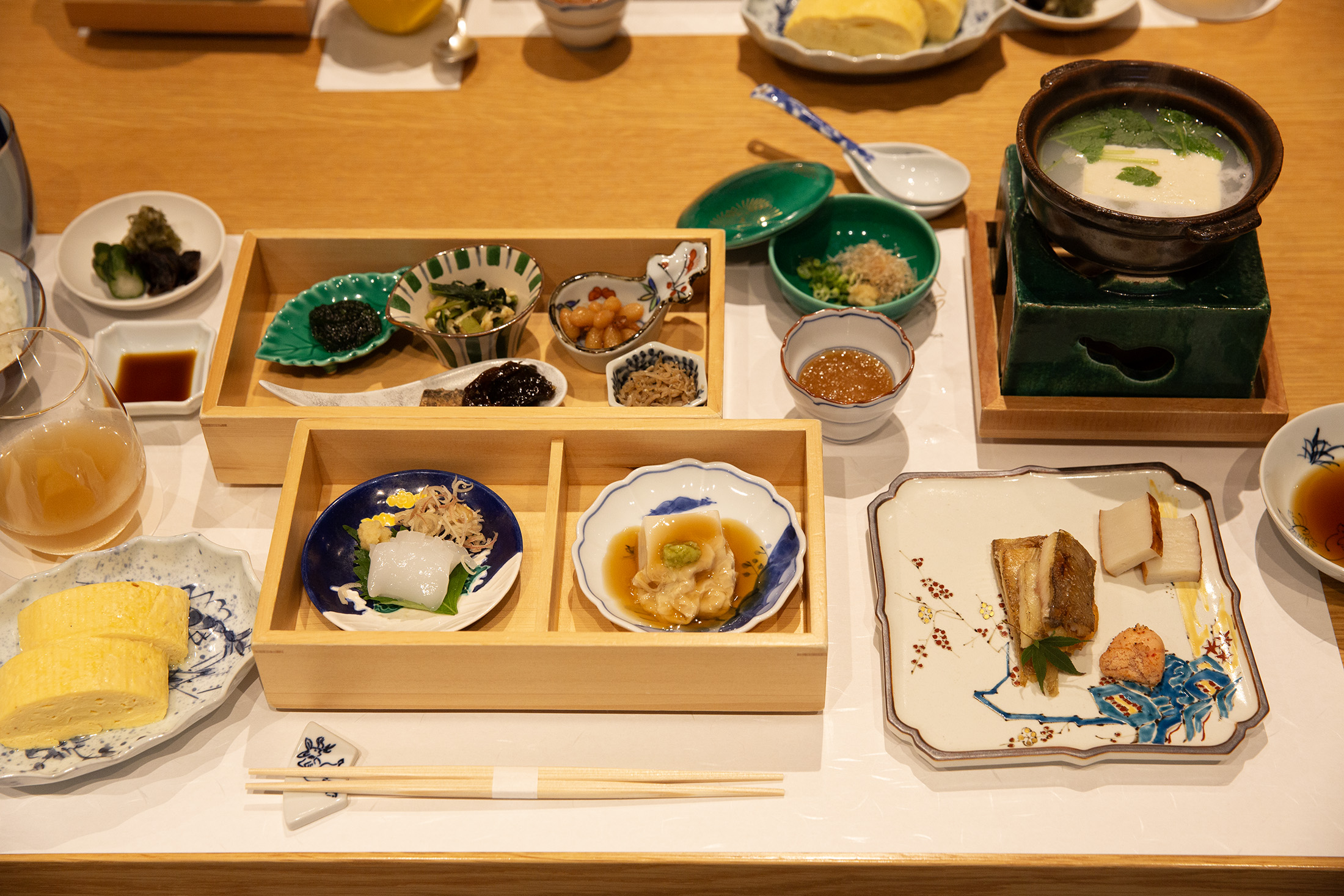 飯店早餐主打運用京料理傳統技法製作的「主廚精心和風早餐」，以當地食材為主，包括手作家常料理、使用土鍋慢火炊煮的千葉縣產「多古米」，以及能品嘗到大豆甘甜風味的柔滑湯豆腐等。 
